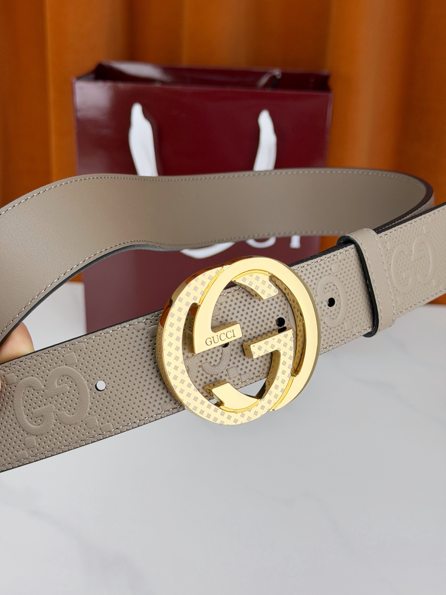 Gucci 3.8cm双面腰带，甄选打孔牛皮革，一面满压经典双G标识，一面光面简约。标志性互扣双G金属扣