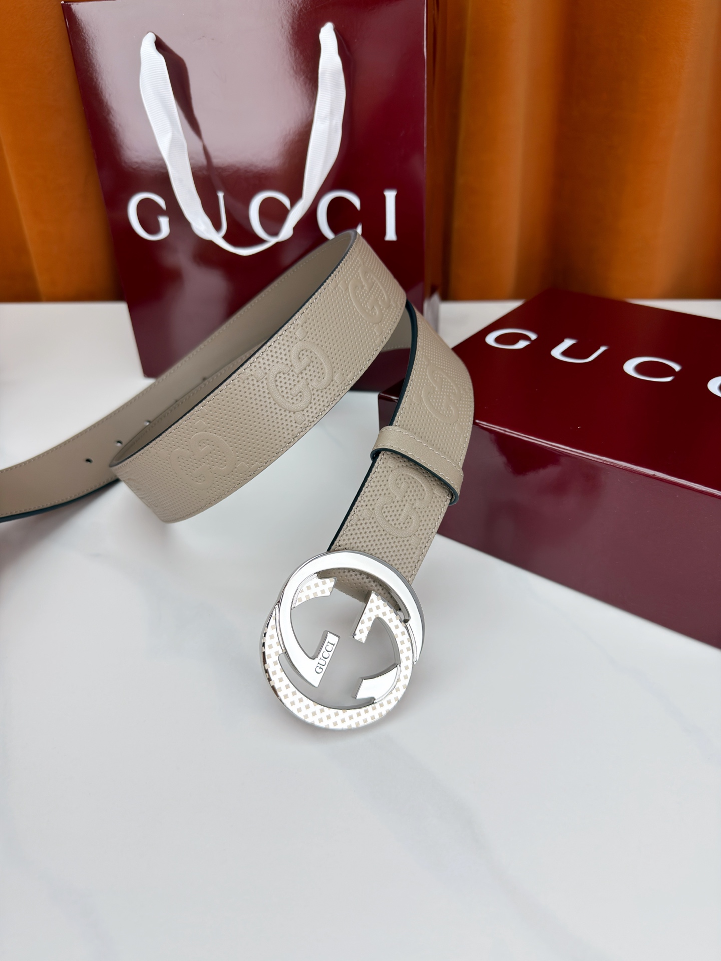 Gucci 3.8cm双面腰带，甄选打孔牛皮革，一面满压经典双G标识，一面光面简约。标志性互扣双G金属扣