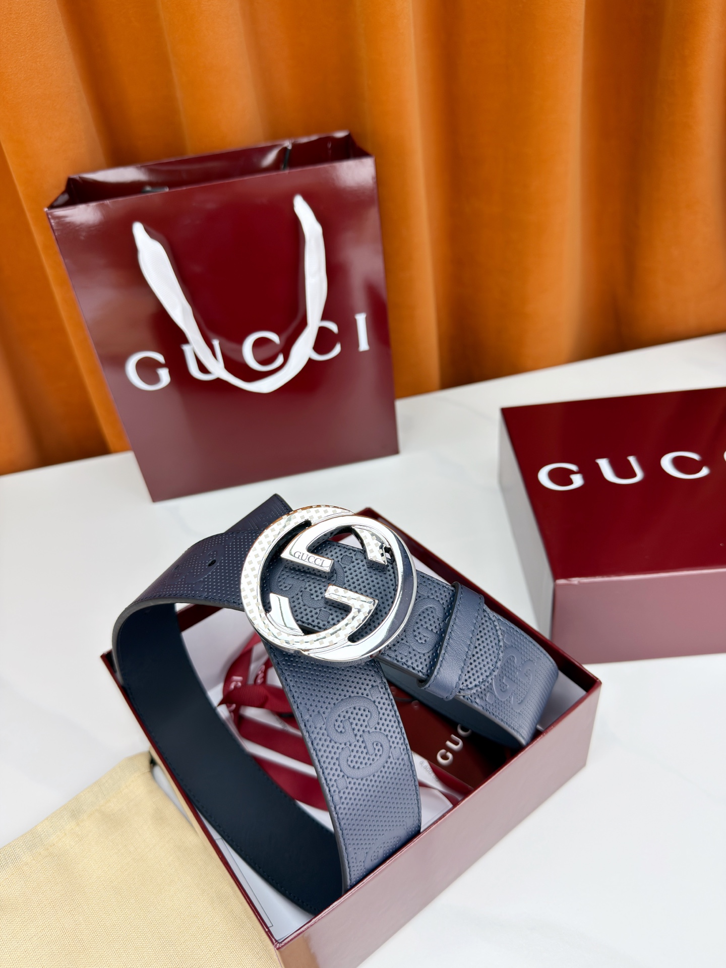 Gucci 3.8cm双面腰带，甄选打孔牛皮革，一面满压经典双G标识，一面光面简约。标志性互扣双G金属扣