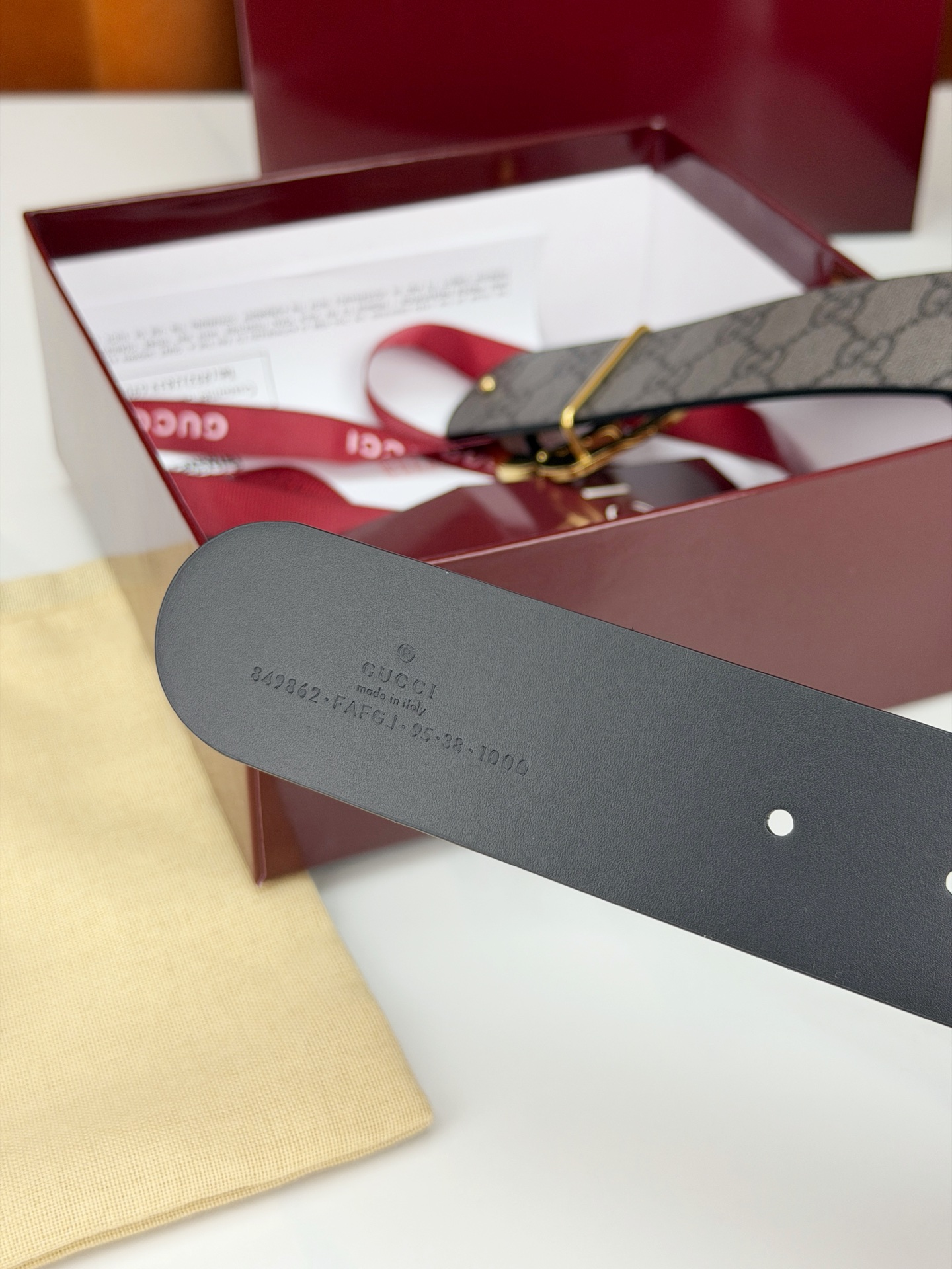 宽度3.8cm 这款男士腰带亮眼吸睛，是早春系列之一。腰带扣设有一个销钉，可轻松翻转互扣式双G造型配件。