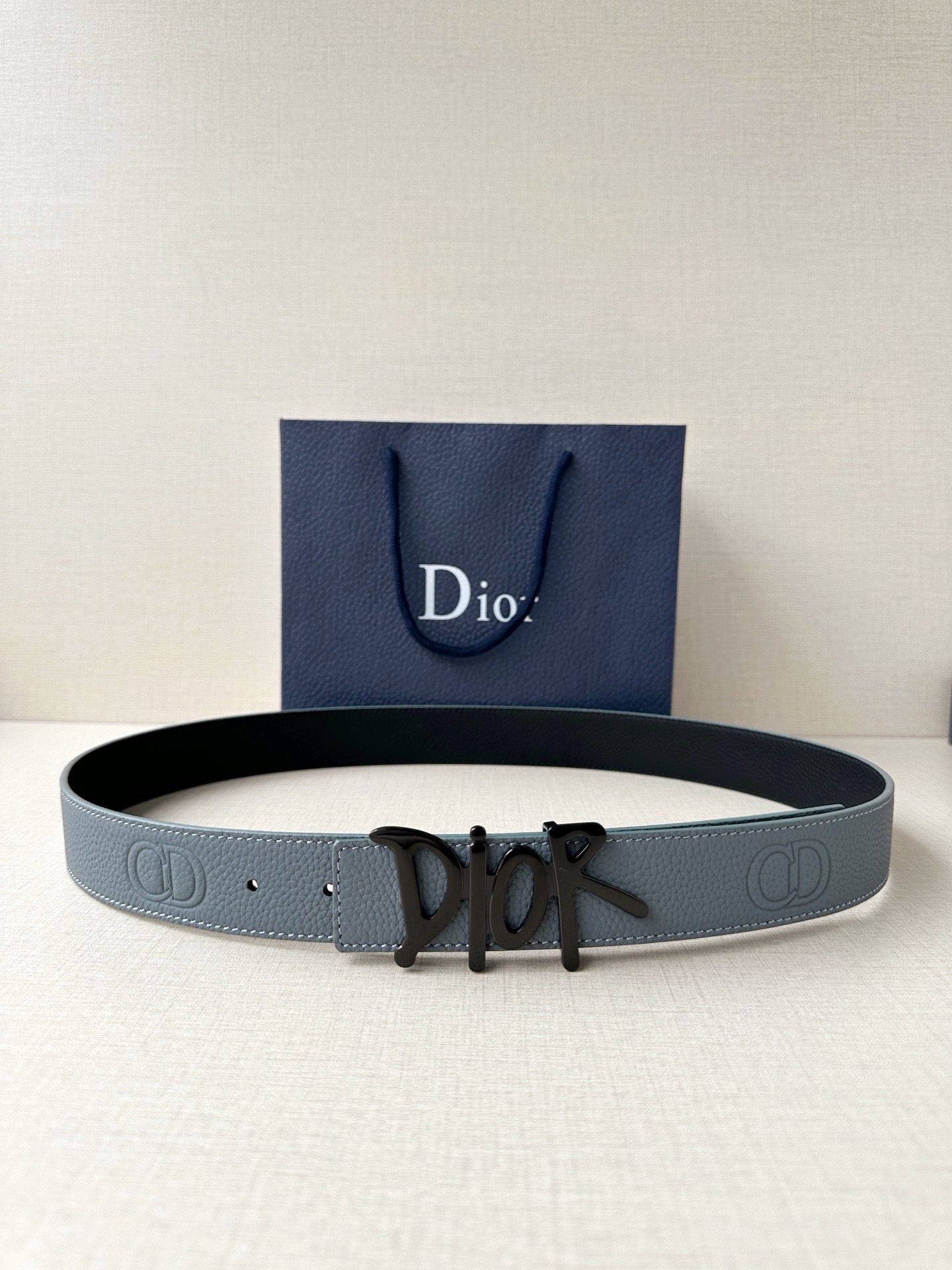 Dior 这款双面腰带结合典雅气质与摩登风范。双面均采用粒面牛皮革精心制作，一面为黑色，另一面多色可选 