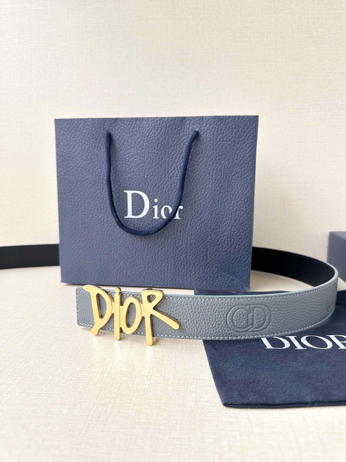 Dior 这款双面腰带结合典雅气质与摩登风范。双面均采用粒面牛皮革精心制作，一面为黑色，另一面多色可选 