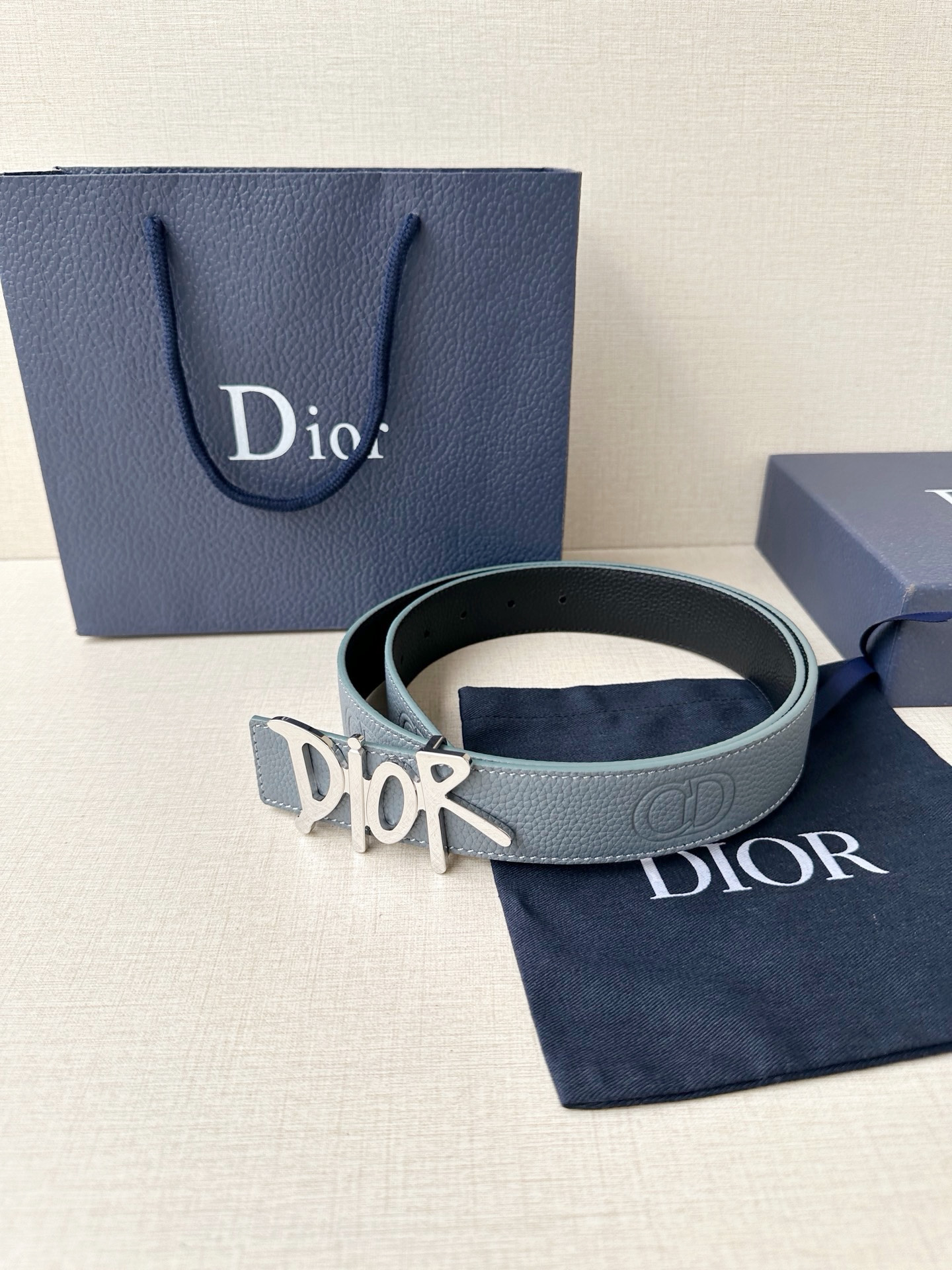 Dior 这款双面腰带结合典雅气质与摩登风范。双面均采用粒面牛皮革精心制作，一面为黑色，另一面多色可选 