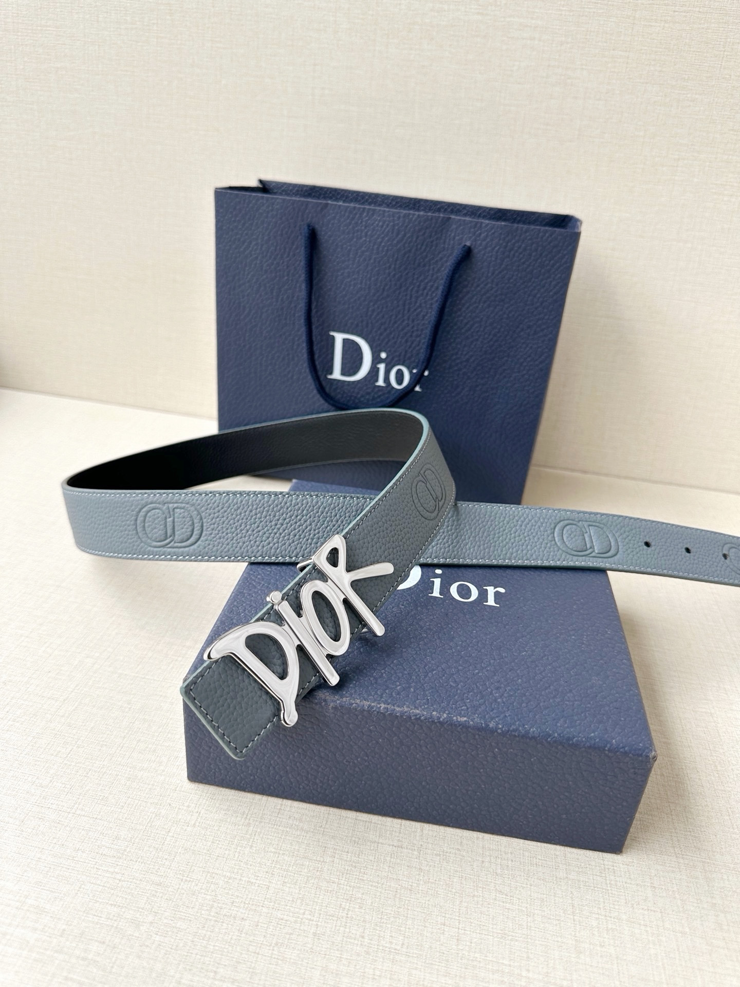 Dior 这款双面腰带结合典雅气质与摩登风范。双面均采用粒面牛皮革精心制作，一面为黑色，另一面多色可选 