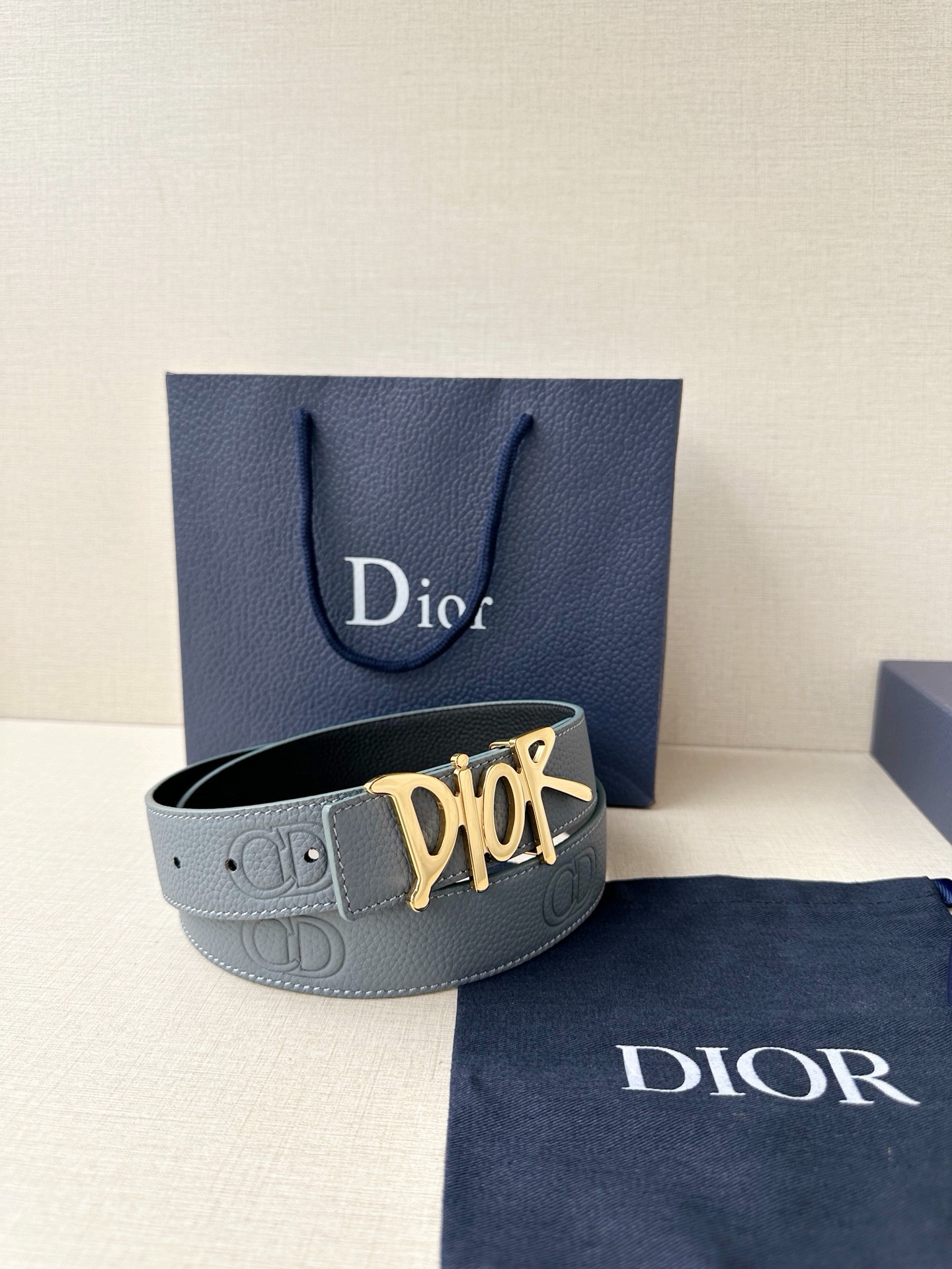 Dior 这款双面腰带结合典雅气质与摩登风范。双面均采用粒面牛皮革精心制作，一面为黑色，另一面多色可选 