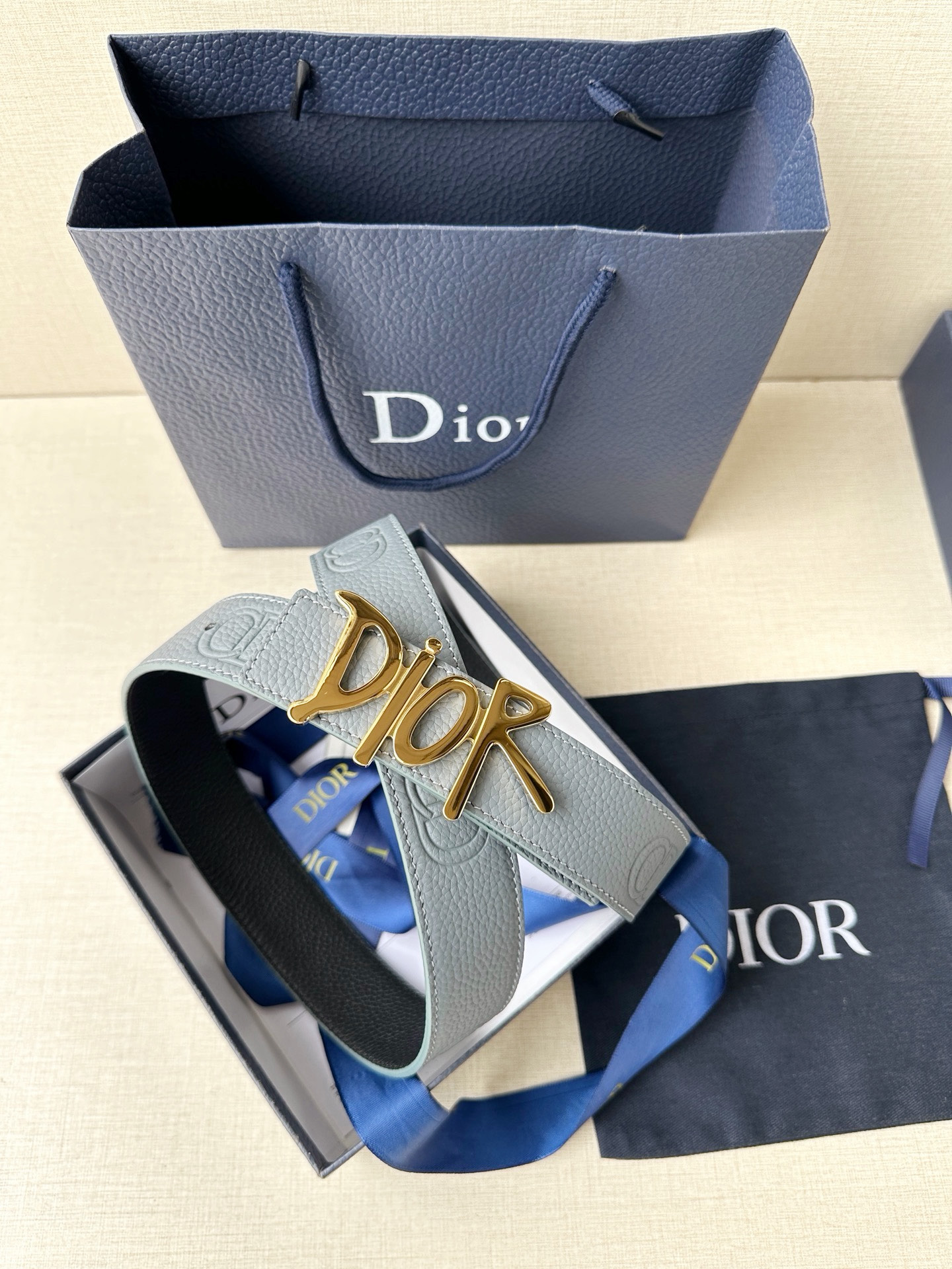 Dior 这款双面腰带结合典雅气质与摩登风范。双面均采用粒面牛皮革精心制作，一面为黑色，另一面多色可选 