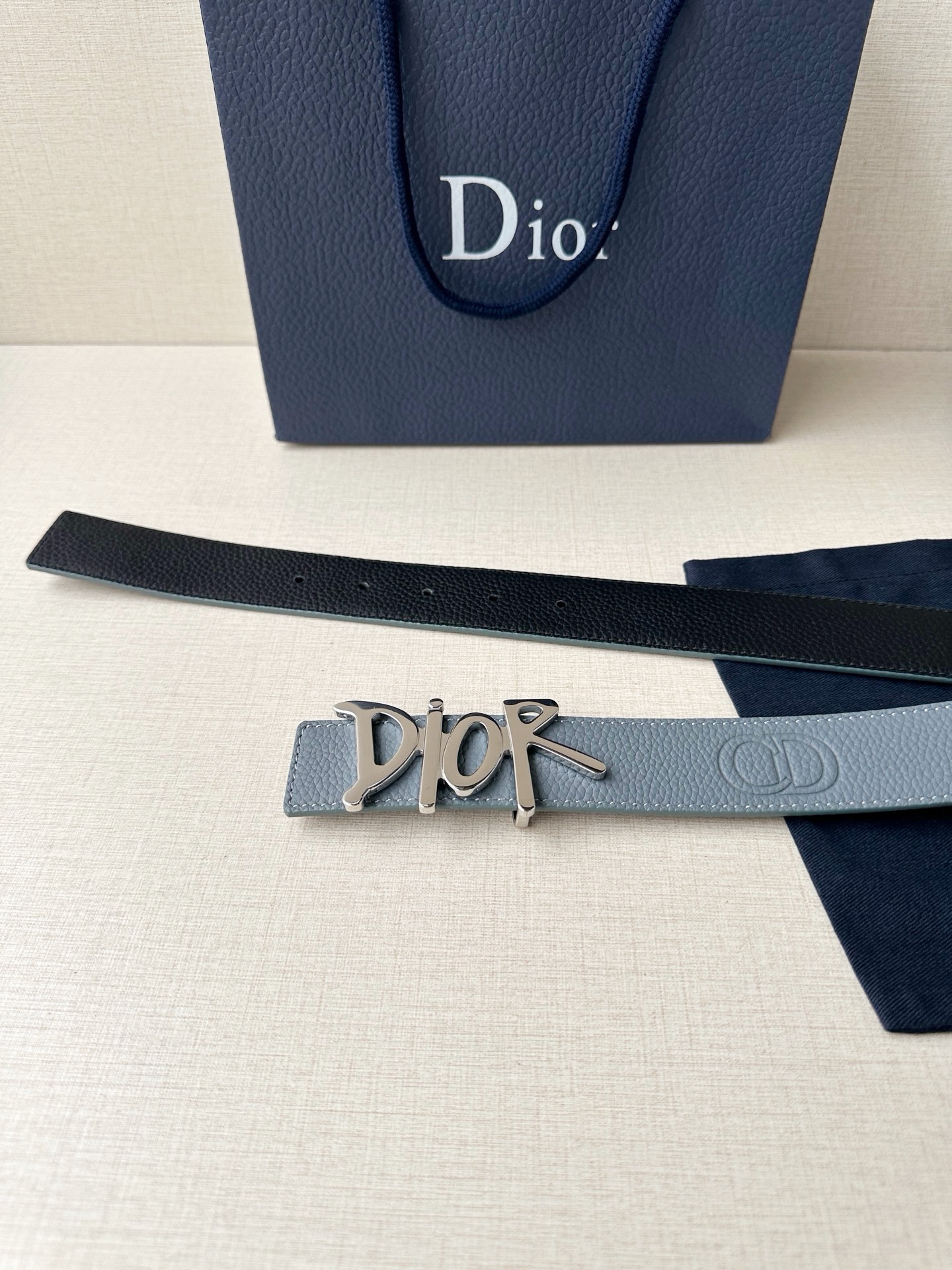 Dior 这款双面腰带结合典雅气质与摩登风范。双面均采用粒面牛皮革精心制作，一面为黑色，另一面多色可选 