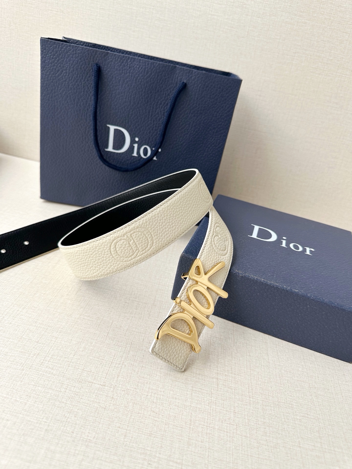 Dior 这款双面腰带结合典雅气质与摩登风范。双面均采用粒面牛皮革精心制作，一面为黑色，另一面多色可选 