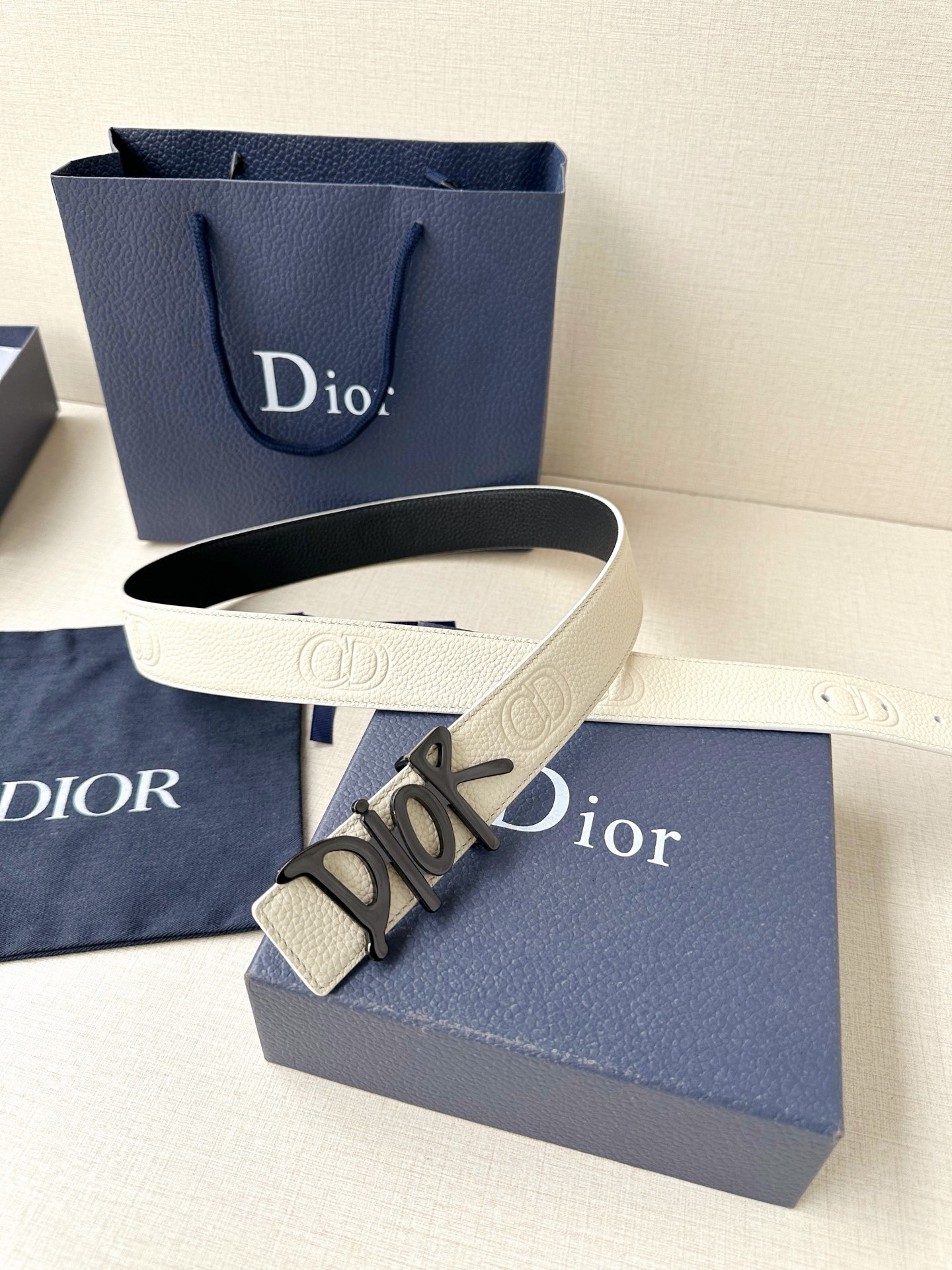 Dior 这款双面腰带结合典雅气质与摩登风范。双面均采用粒面牛皮革精心制作，一面为黑色，另一面多色可选 