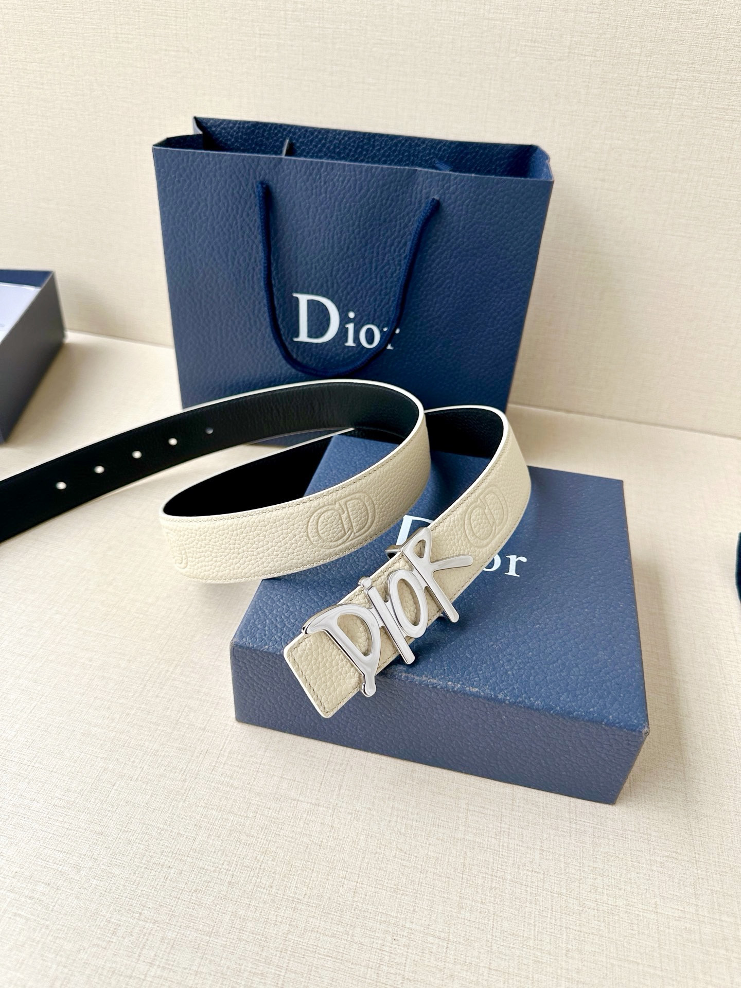 Dior 这款双面腰带结合典雅气质与摩登风范。双面均采用粒面牛皮革精心制作，一面为黑色，另一面多色可选 