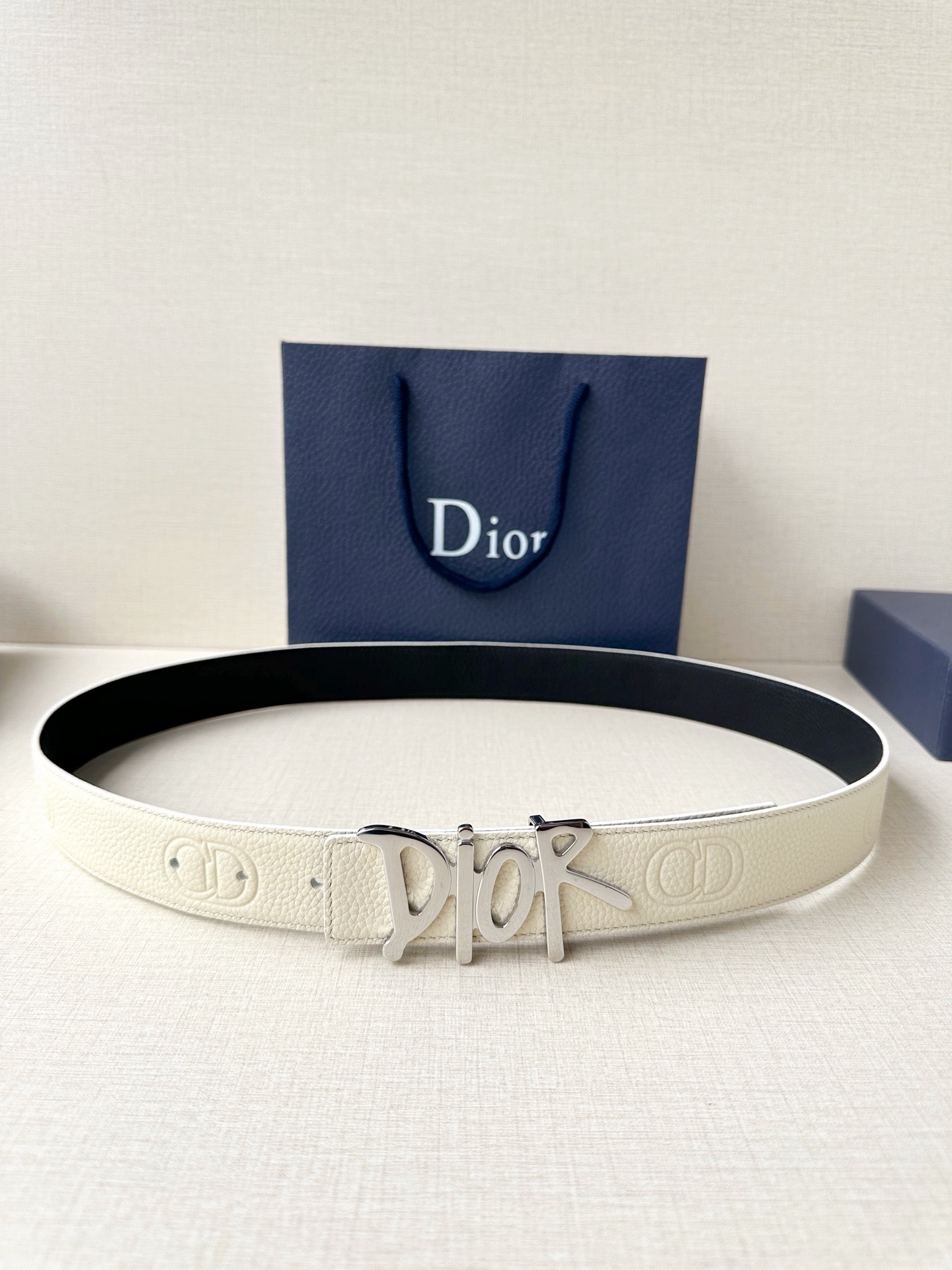 Dior 这款双面腰带结合典雅气质与摩登风范。双面均采用粒面牛皮革精心制作，一面为黑色，另一面多色可选 