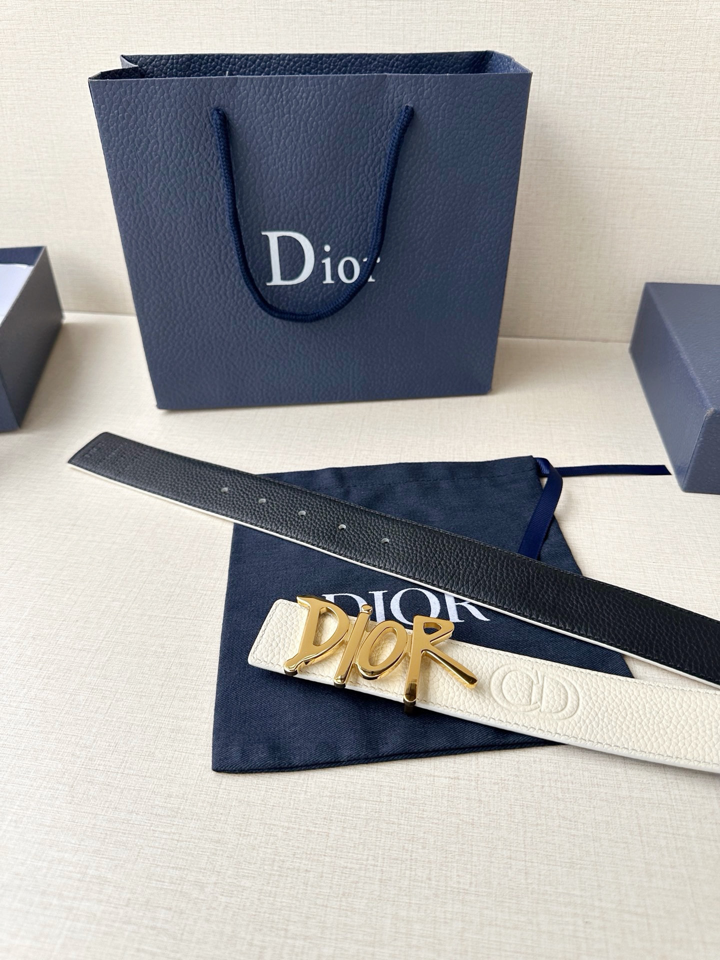Dior 这款双面腰带结合典雅气质与摩登风范。双面均采用粒面牛皮革精心制作，一面为黑色，另一面多色可选 