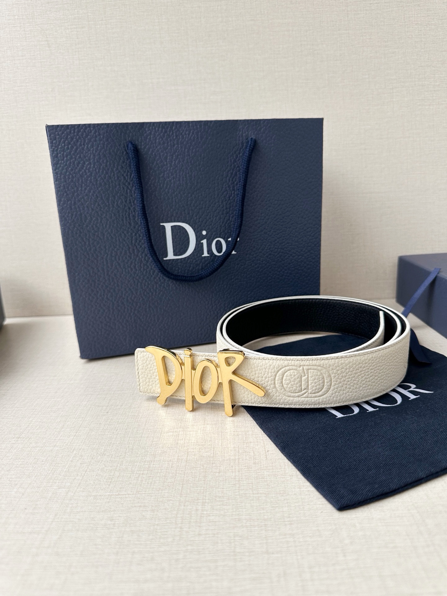 Dior 这款双面腰带结合典雅气质与摩登风范。双面均采用粒面牛皮革精心制作，一面为黑色，另一面多色可选 