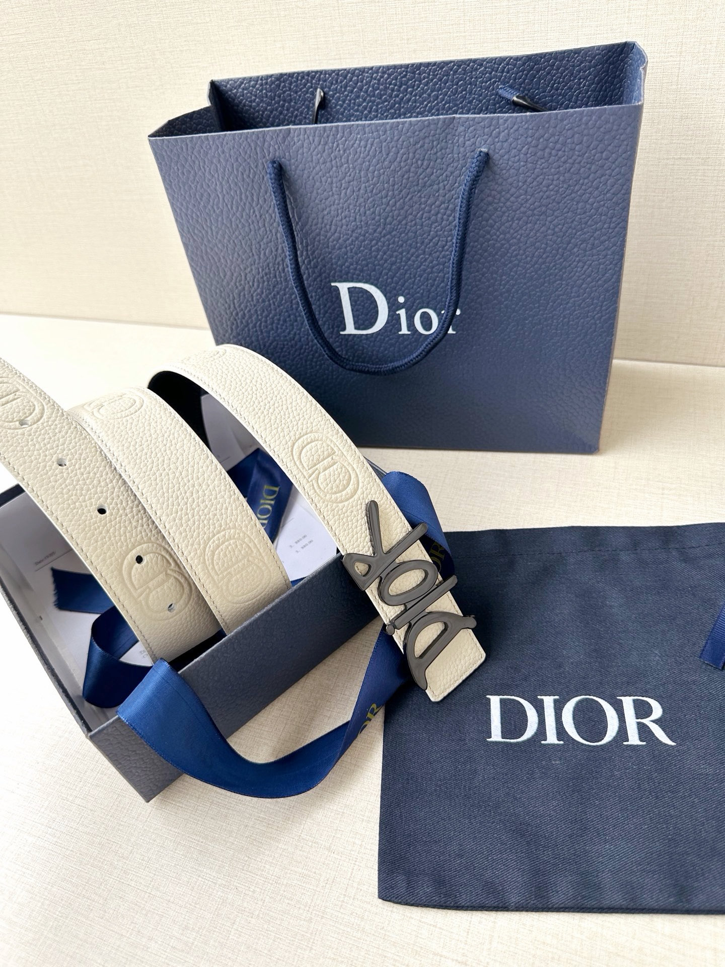 Dior 这款双面腰带结合典雅气质与摩登风范。双面均采用粒面牛皮革精心制作，一面为黑色，另一面多色可选 
