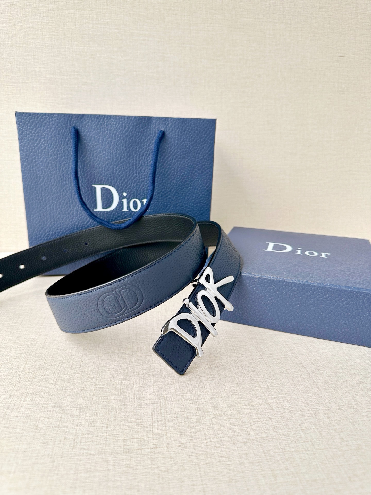 Dior 这款双面腰带结合典雅气质与摩登风范。双面均采用粒面牛皮革精心制作，一面为黑色，另一面多色可选 