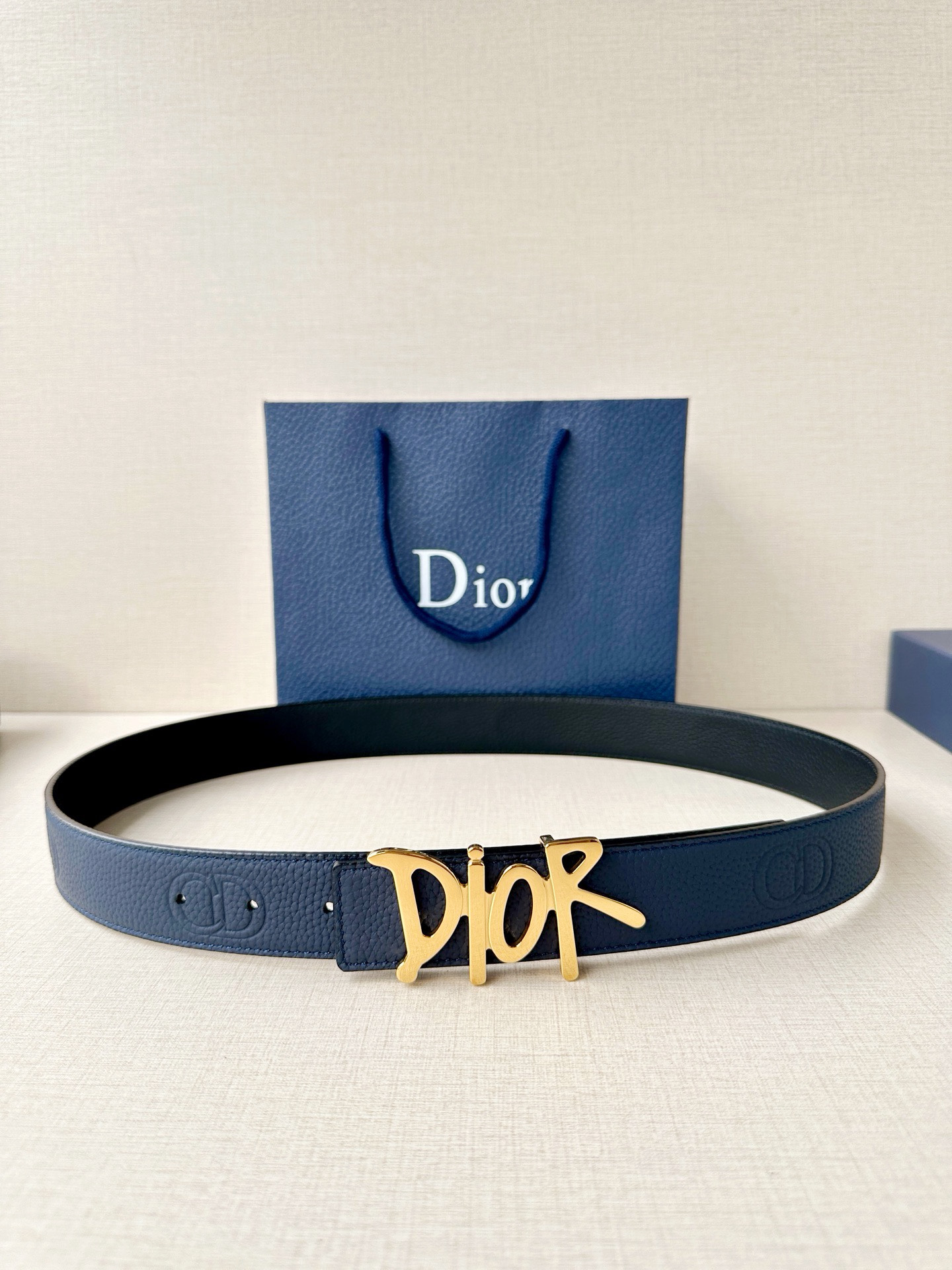 Dior 这款双面腰带结合典雅气质与摩登风范。双面均采用粒面牛皮革精心制作，一面为黑色，另一面多色可选 