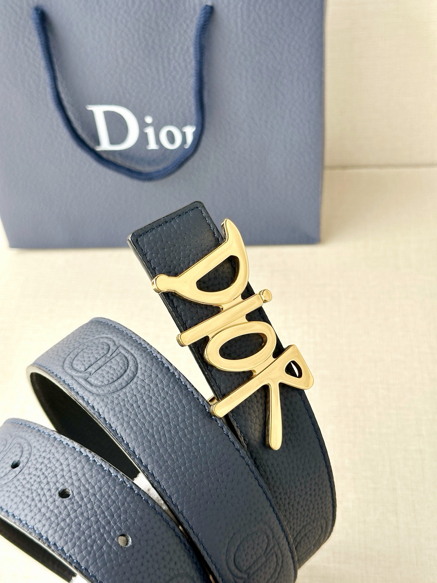 Dior 这款双面腰带结合典雅气质与摩登风范。双面均采用粒面牛皮革精心制作，一面为黑色，另一面多色可选 