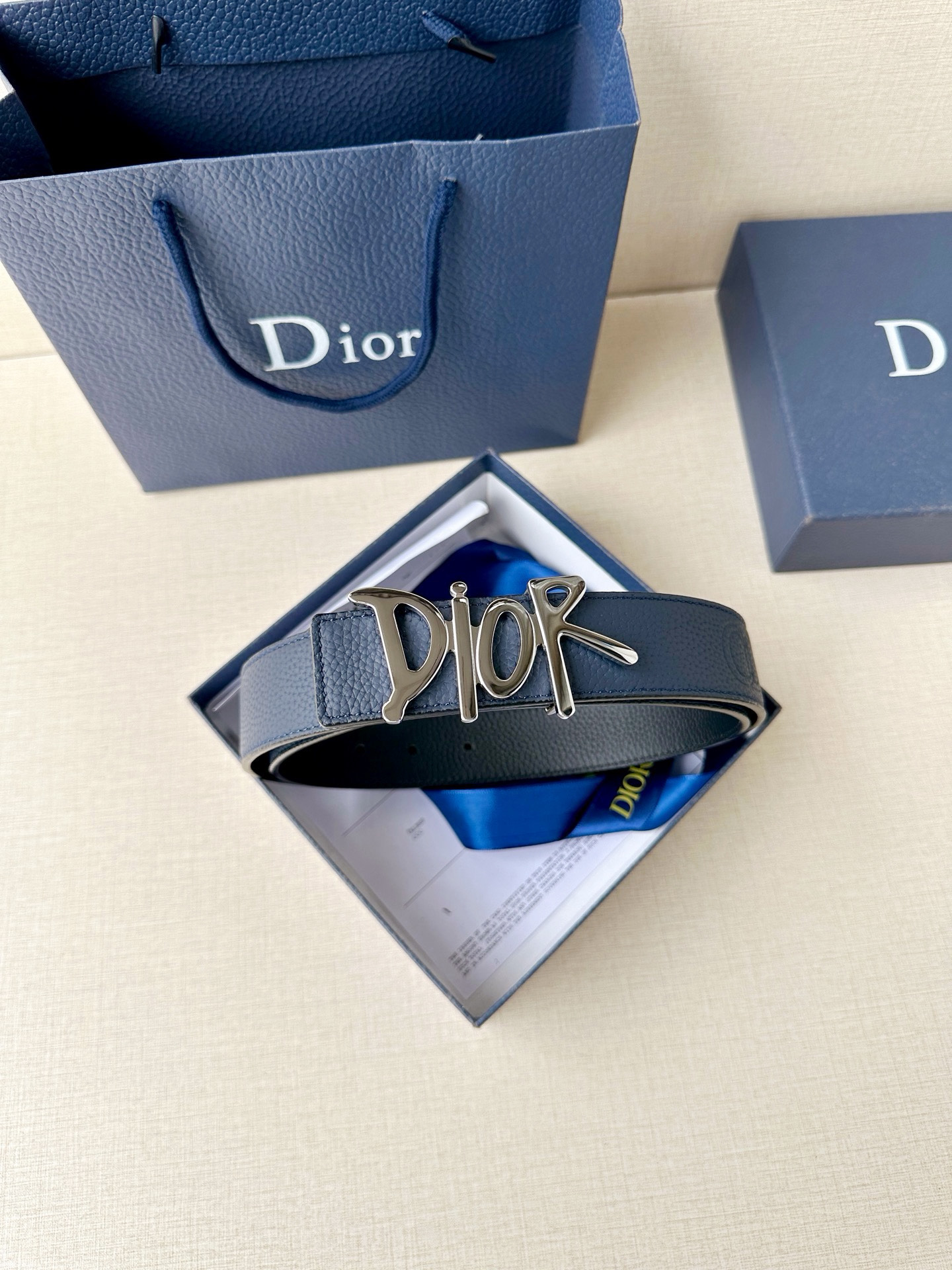 Dior 这款双面腰带结合典雅气质与摩登风范。双面均采用粒面牛皮革精心制作，一面为黑色，另一面多色可选 
