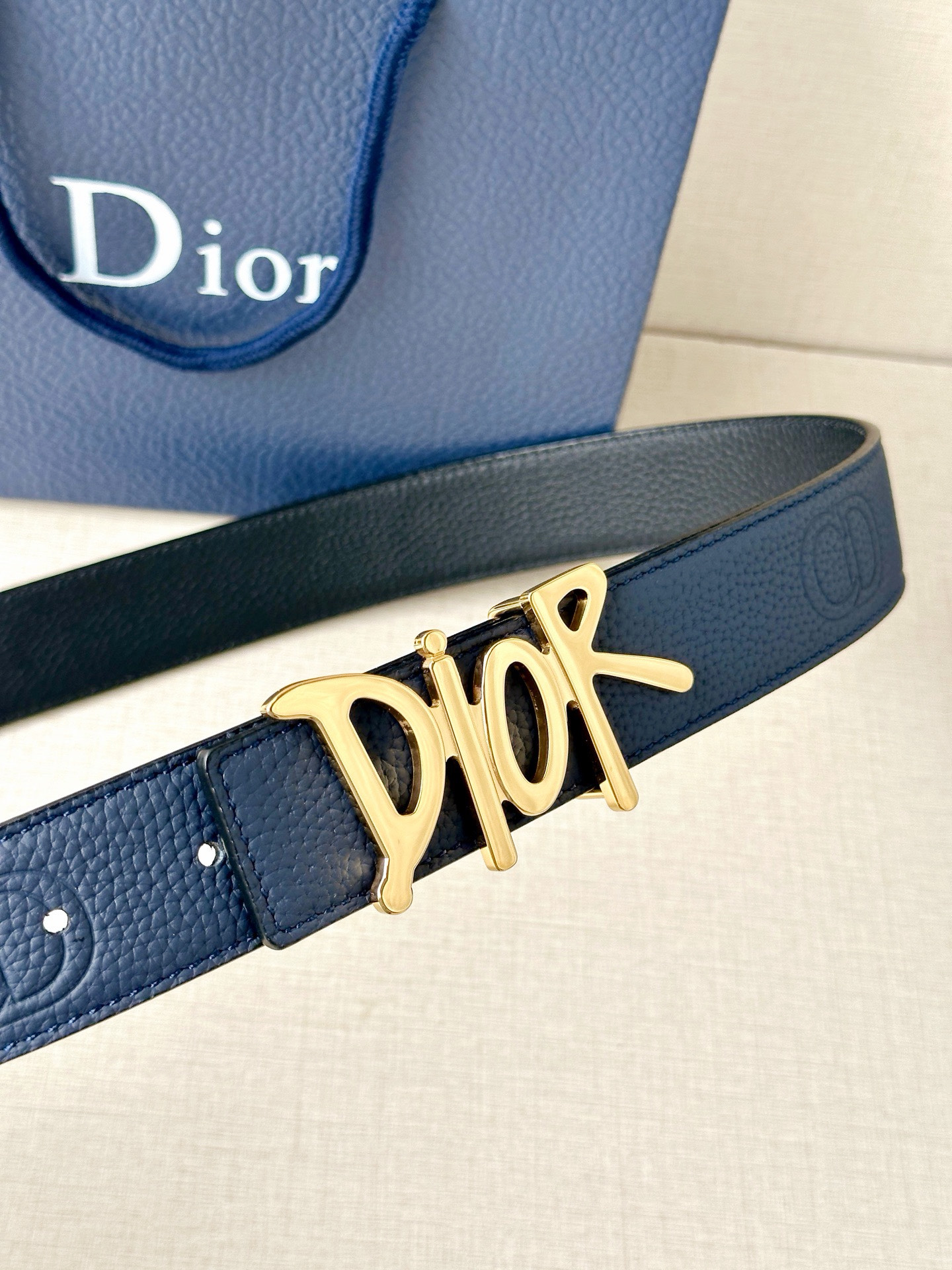 Dior 这款双面腰带结合典雅气质与摩登风范。双面均采用粒面牛皮革精心制作，一面为黑色，另一面多色可选 