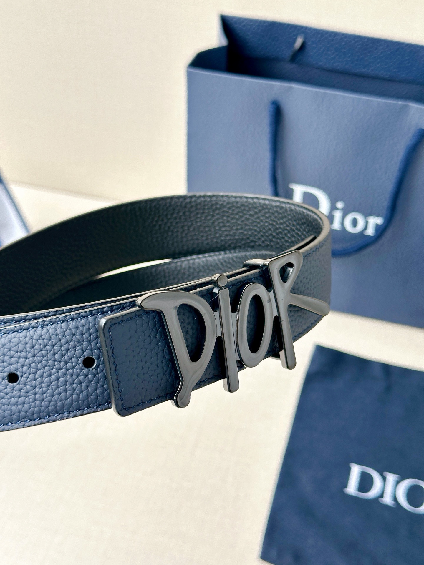 Dior 这款双面腰带结合典雅气质与摩登风范。双面均采用粒面牛皮革精心制作，一面为黑色，另一面多色可选 