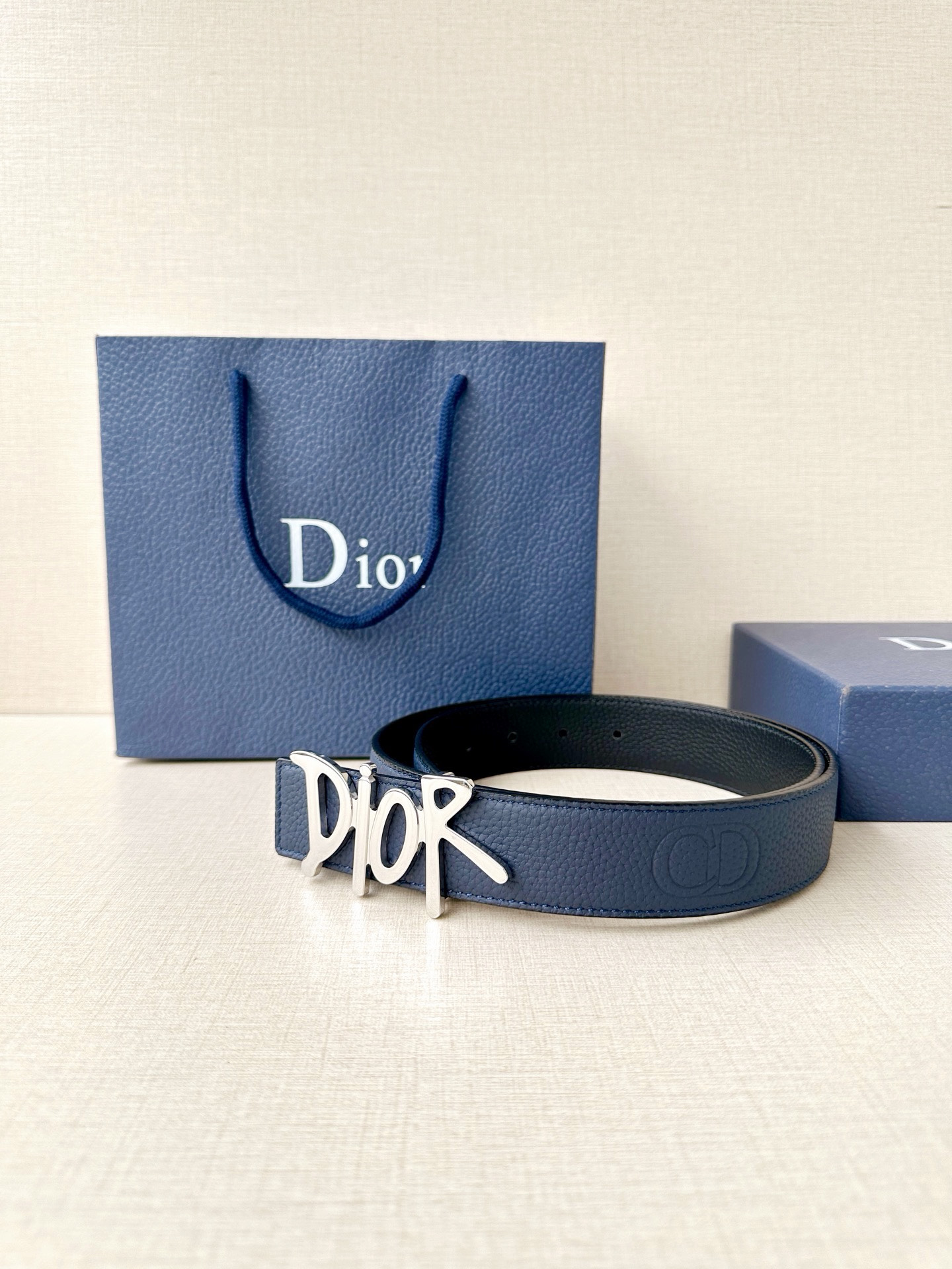Dior 这款双面腰带结合典雅气质与摩登风范。双面均采用粒面牛皮革精心制作，一面为黑色，另一面多色可选 