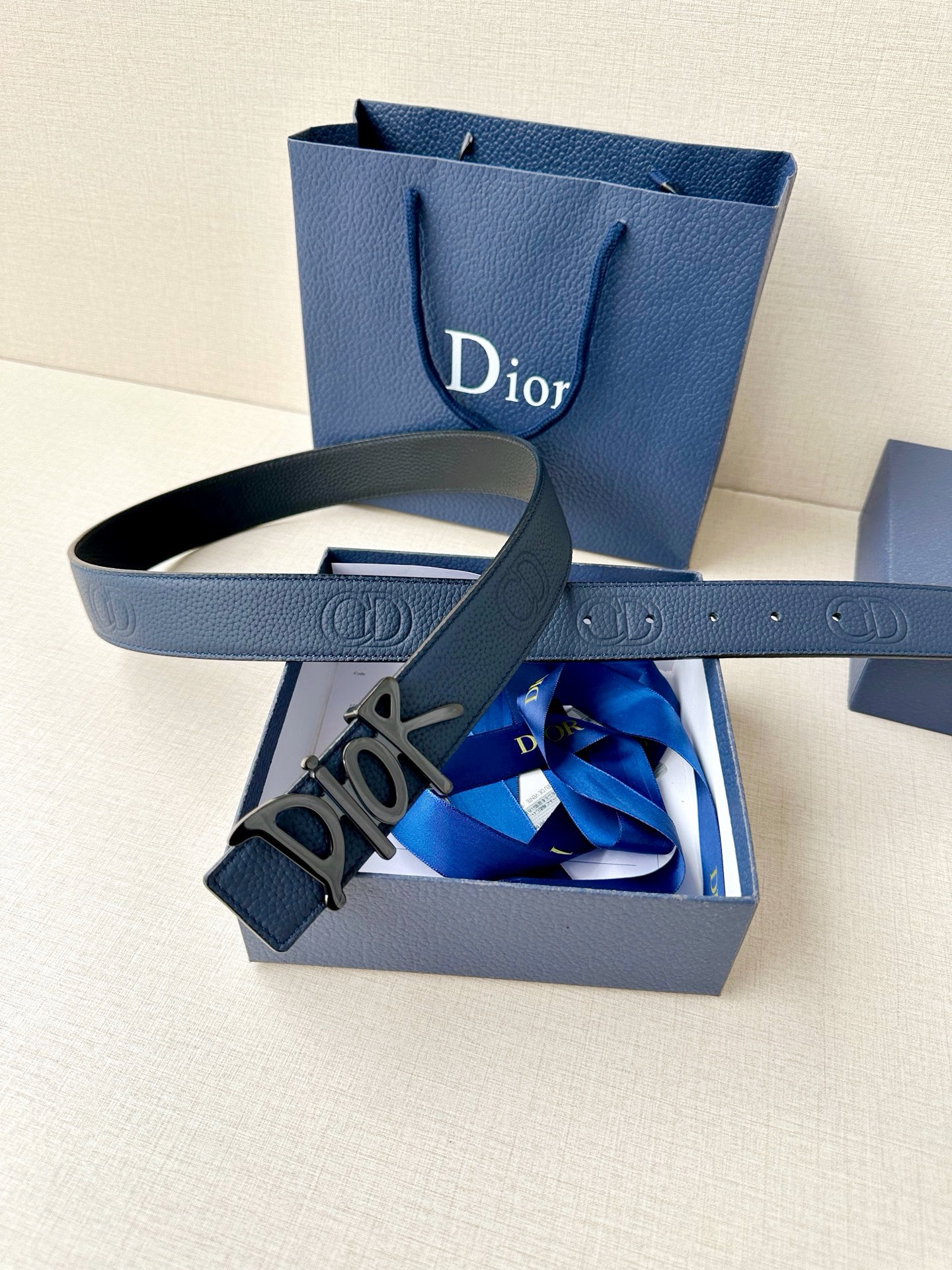 Dior 这款双面腰带结合典雅气质与摩登风范。双面均采用粒面牛皮革精心制作，一面为黑色，另一面多色可选 