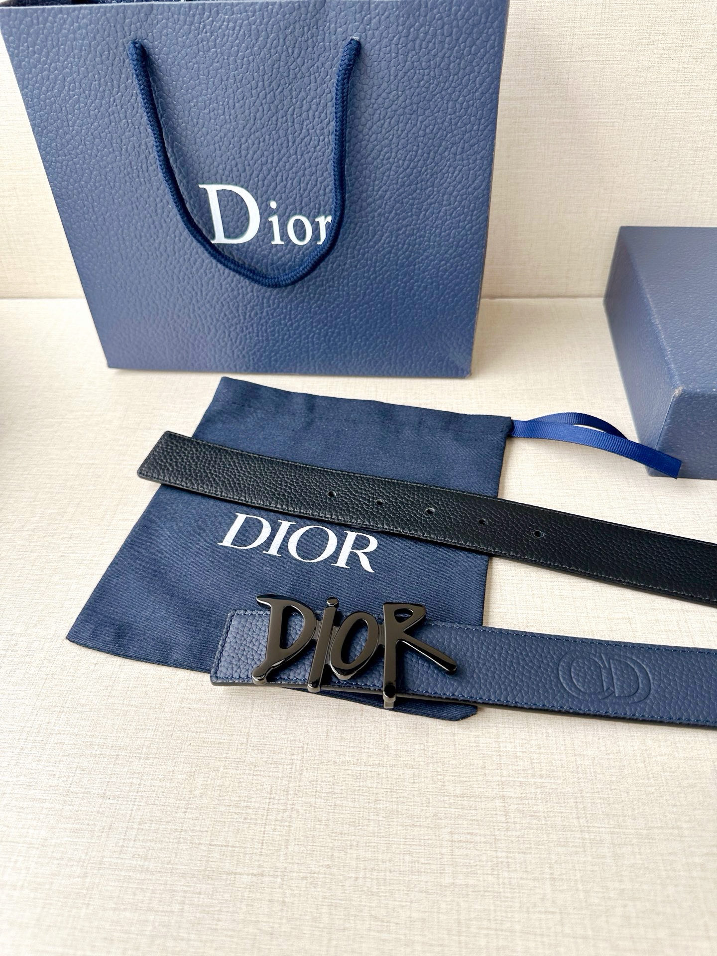 Dior 这款双面腰带结合典雅气质与摩登风范。双面均采用粒面牛皮革精心制作，一面为黑色，另一面多色可选 