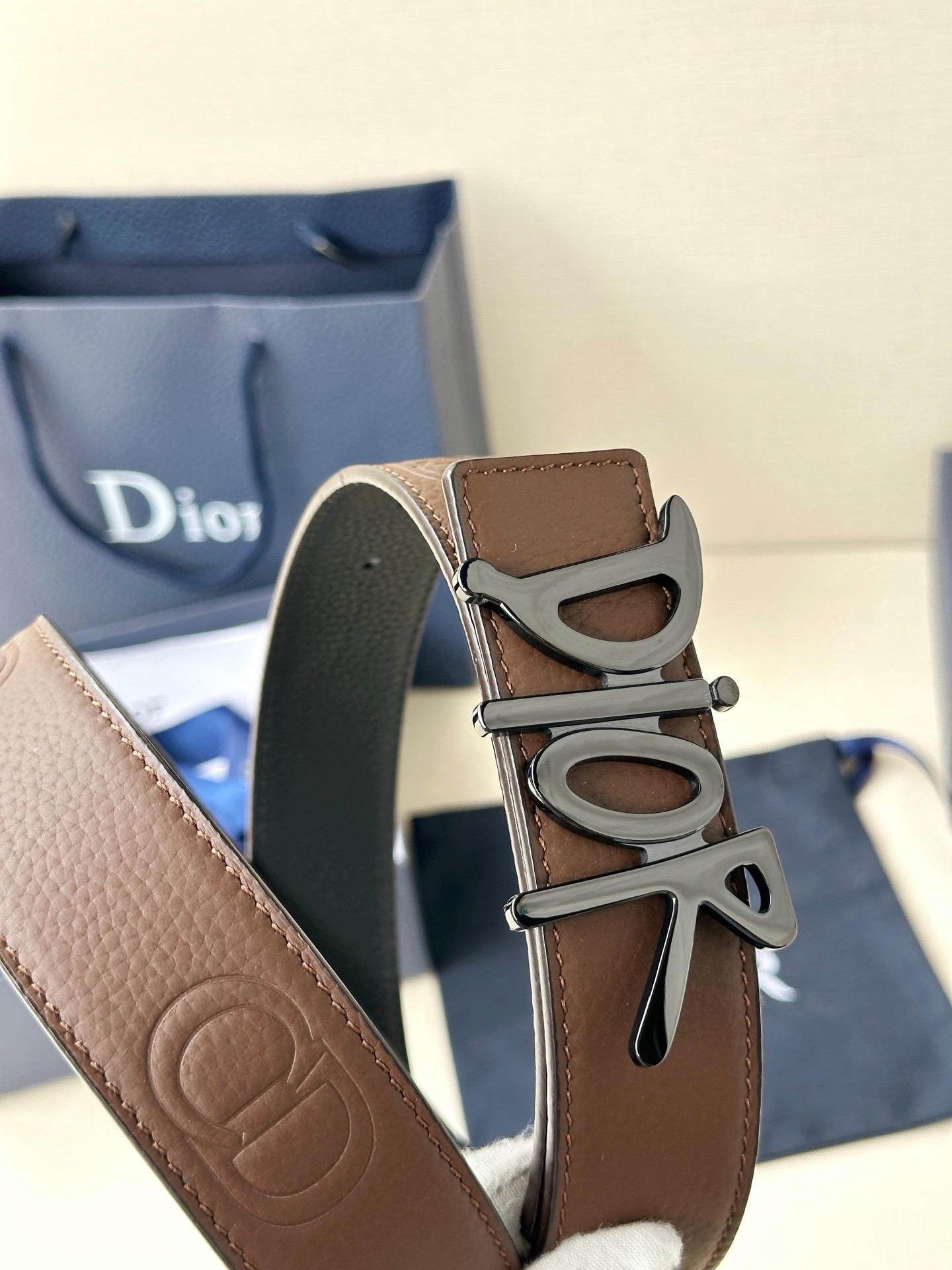 Dior 这款双面腰带结合典雅气质与摩登风范。双面均采用粒面牛皮革精心制作，一面为黑色，另一面多色可选 