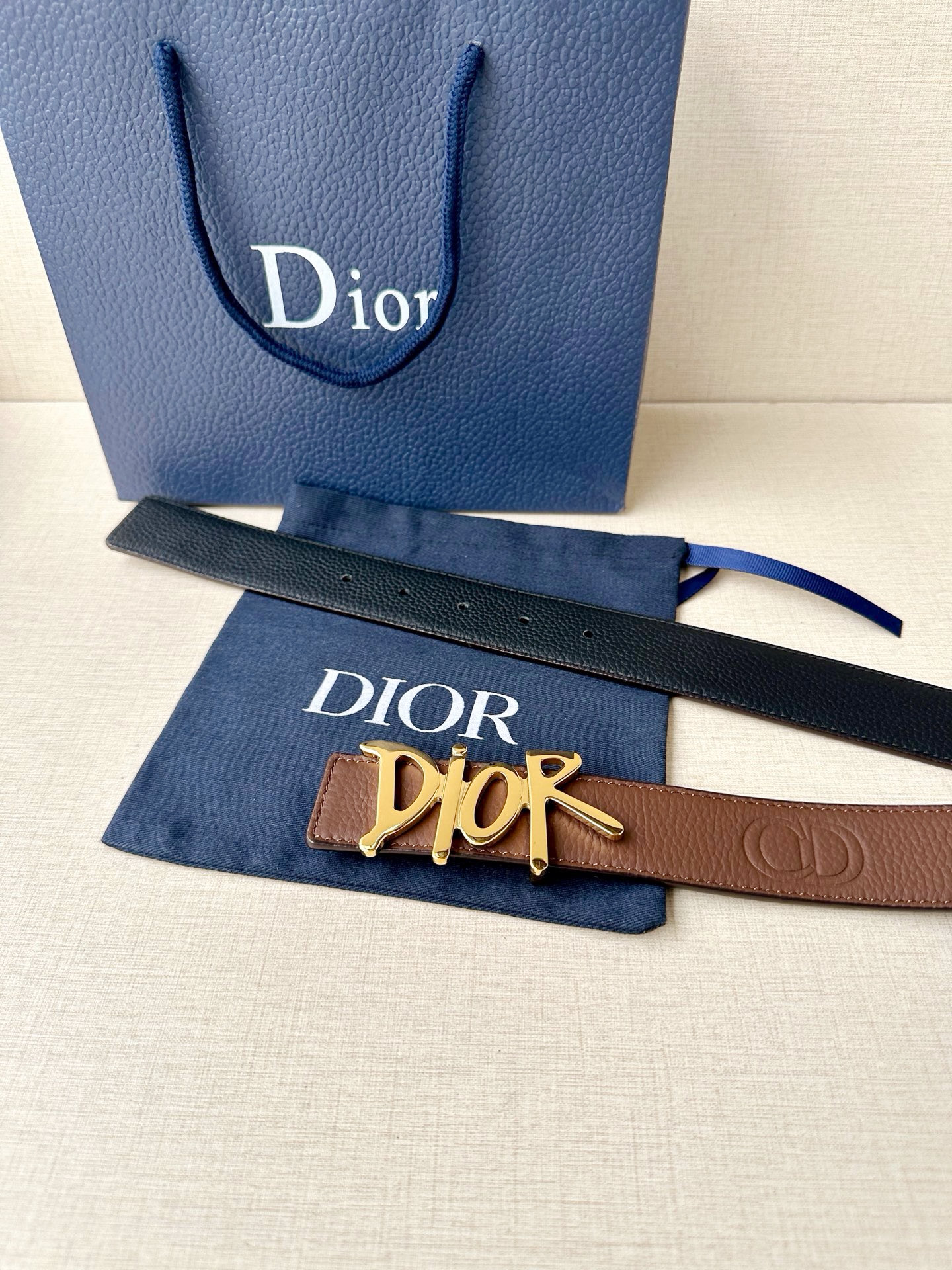 Dior 这款双面腰带结合典雅气质与摩登风范。双面均采用粒面牛皮革精心制作，一面为黑色，另一面多色可选 