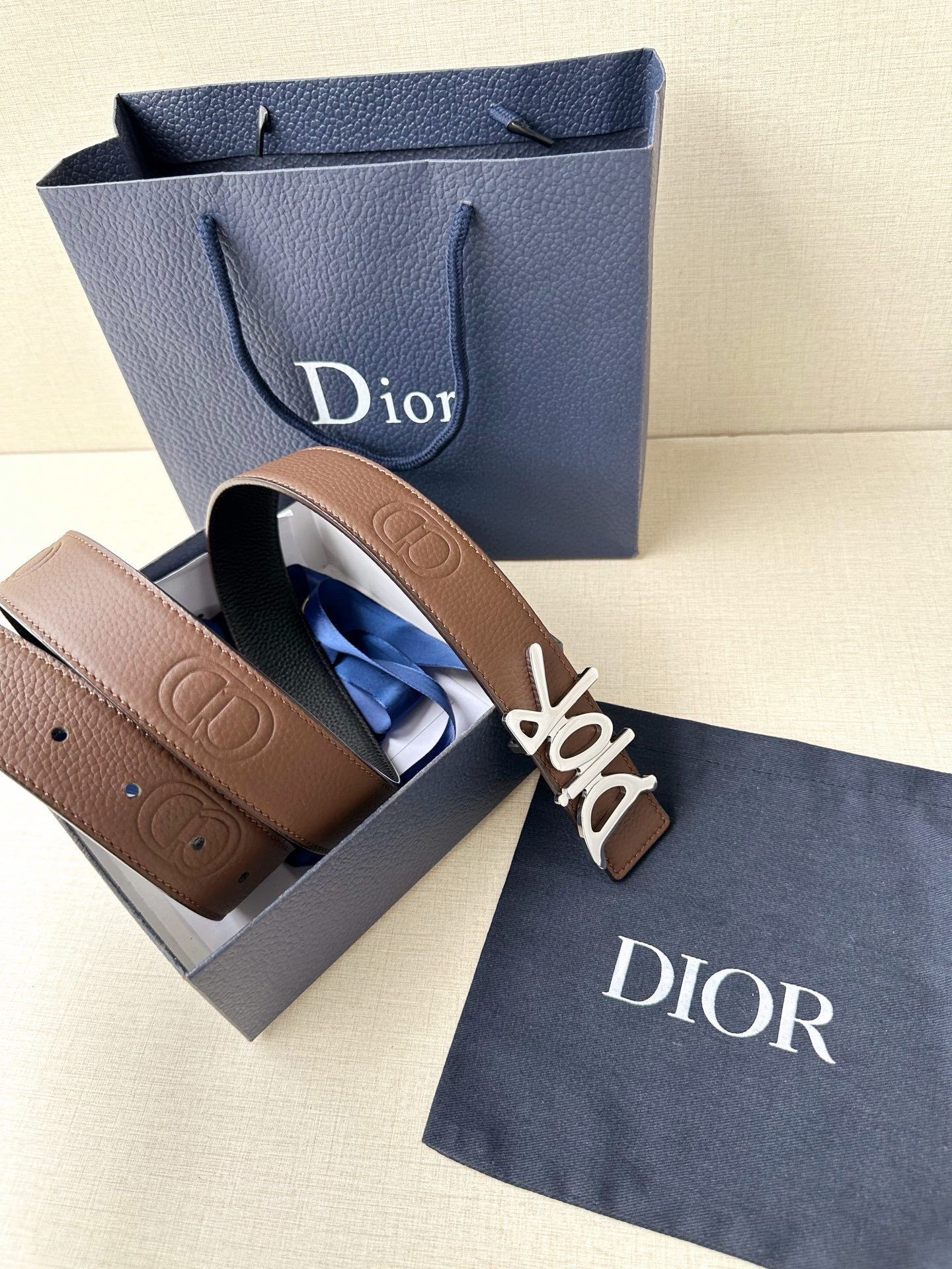 Dior 这款双面腰带结合典雅气质与摩登风范。双面均采用粒面牛皮革精心制作，一面为黑色，另一面多色可选 