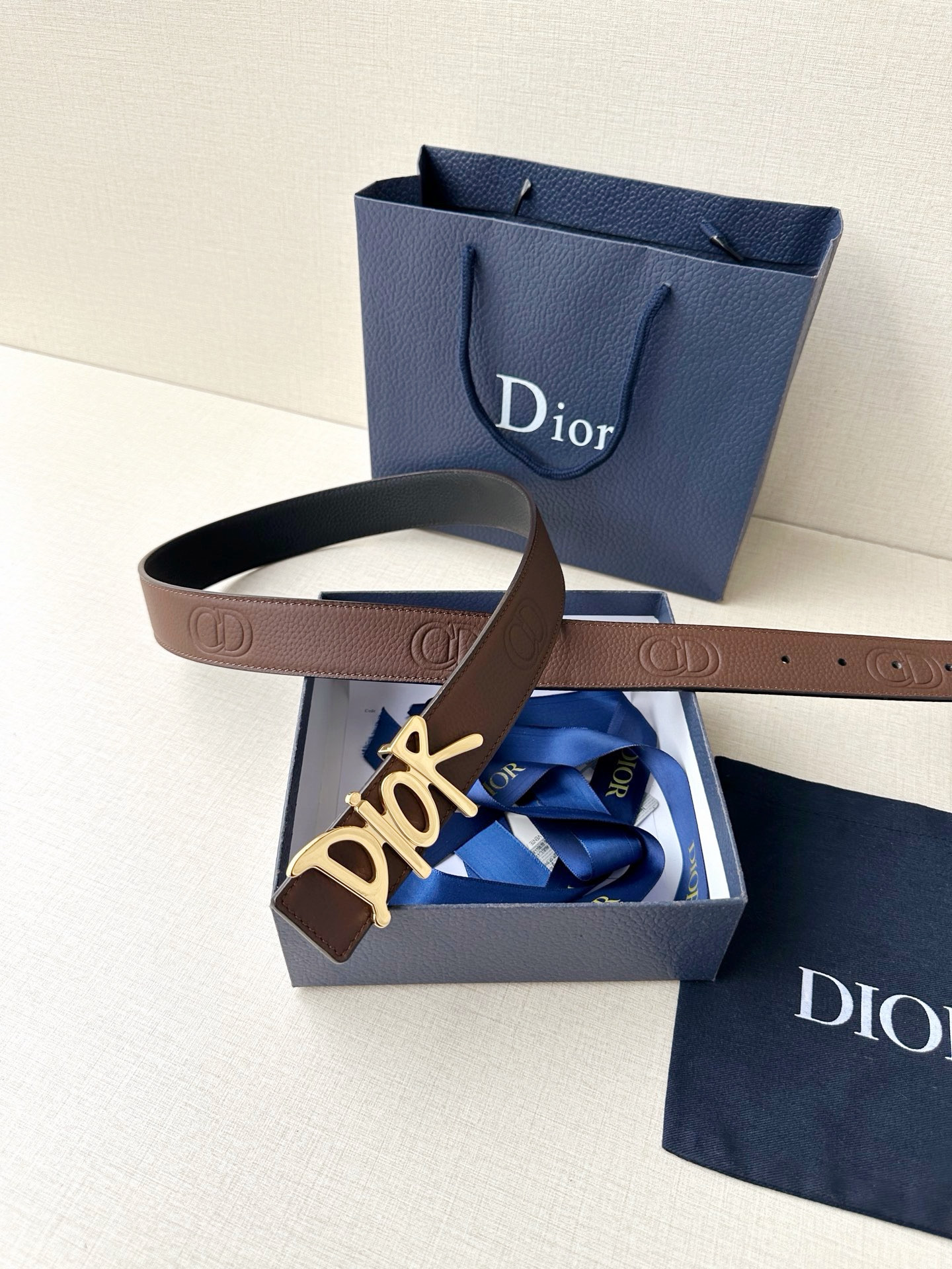 Dior 这款双面腰带结合典雅气质与摩登风范。双面均采用粒面牛皮革精心制作，一面为黑色，另一面多色可选 