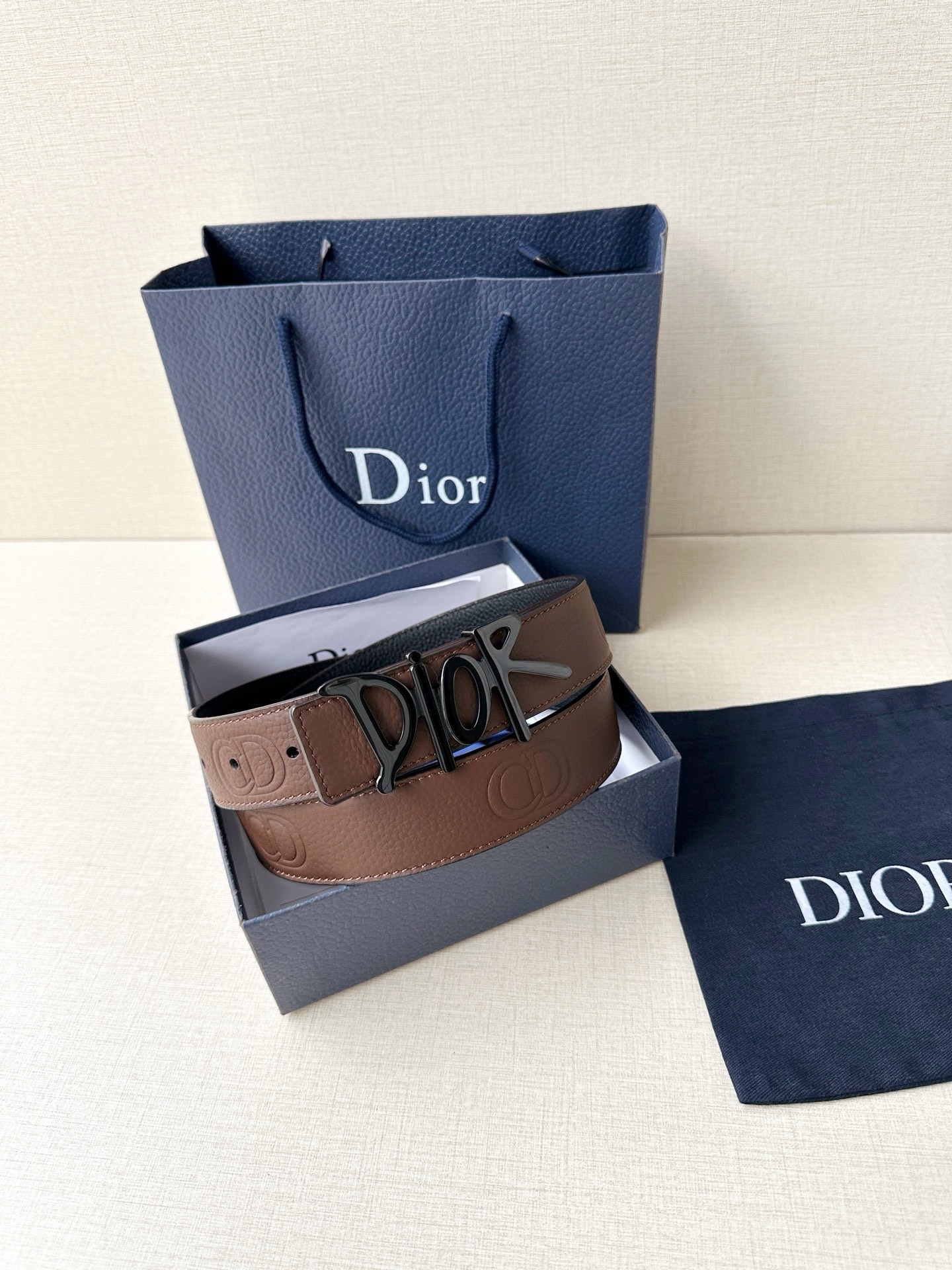 Dior 这款双面腰带结合典雅气质与摩登风范。双面均采用粒面牛皮革精心制作，一面为黑色，另一面多色可选 