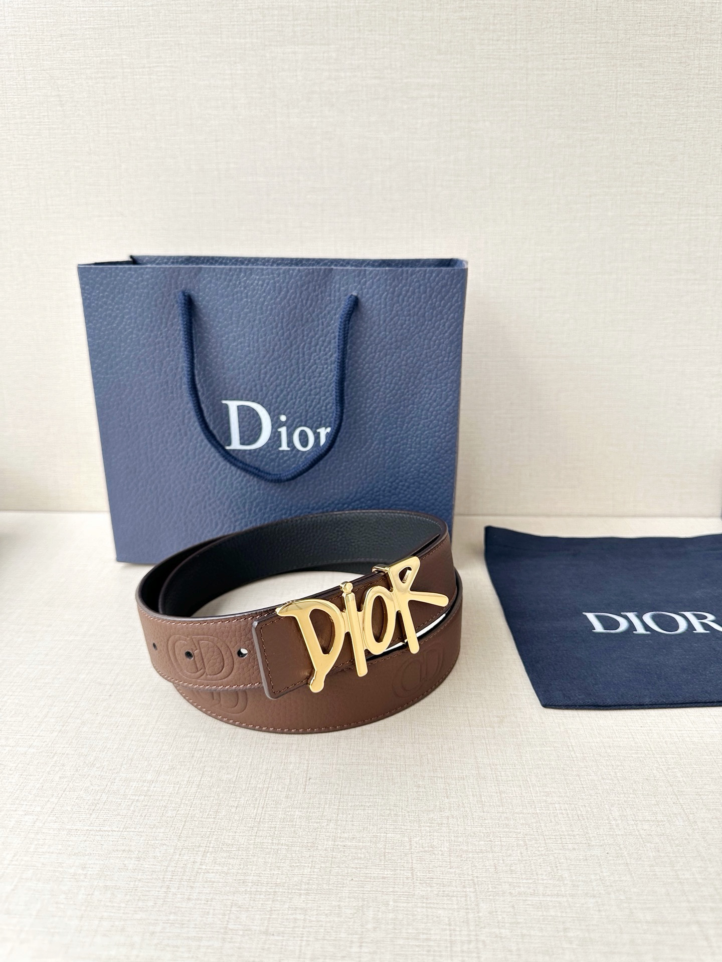 Dior 这款双面腰带结合典雅气质与摩登风范。双面均采用粒面牛皮革精心制作，一面为黑色，另一面多色可选 