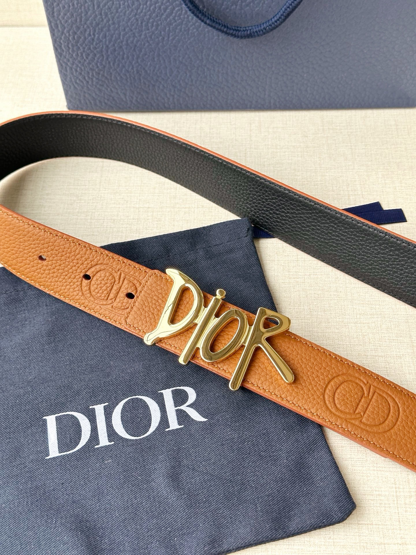 Dior 这款双面腰带结合典雅气质与摩登风范。双面均采用粒面牛皮革精心制作，一面为黑色，另一面多色可选 