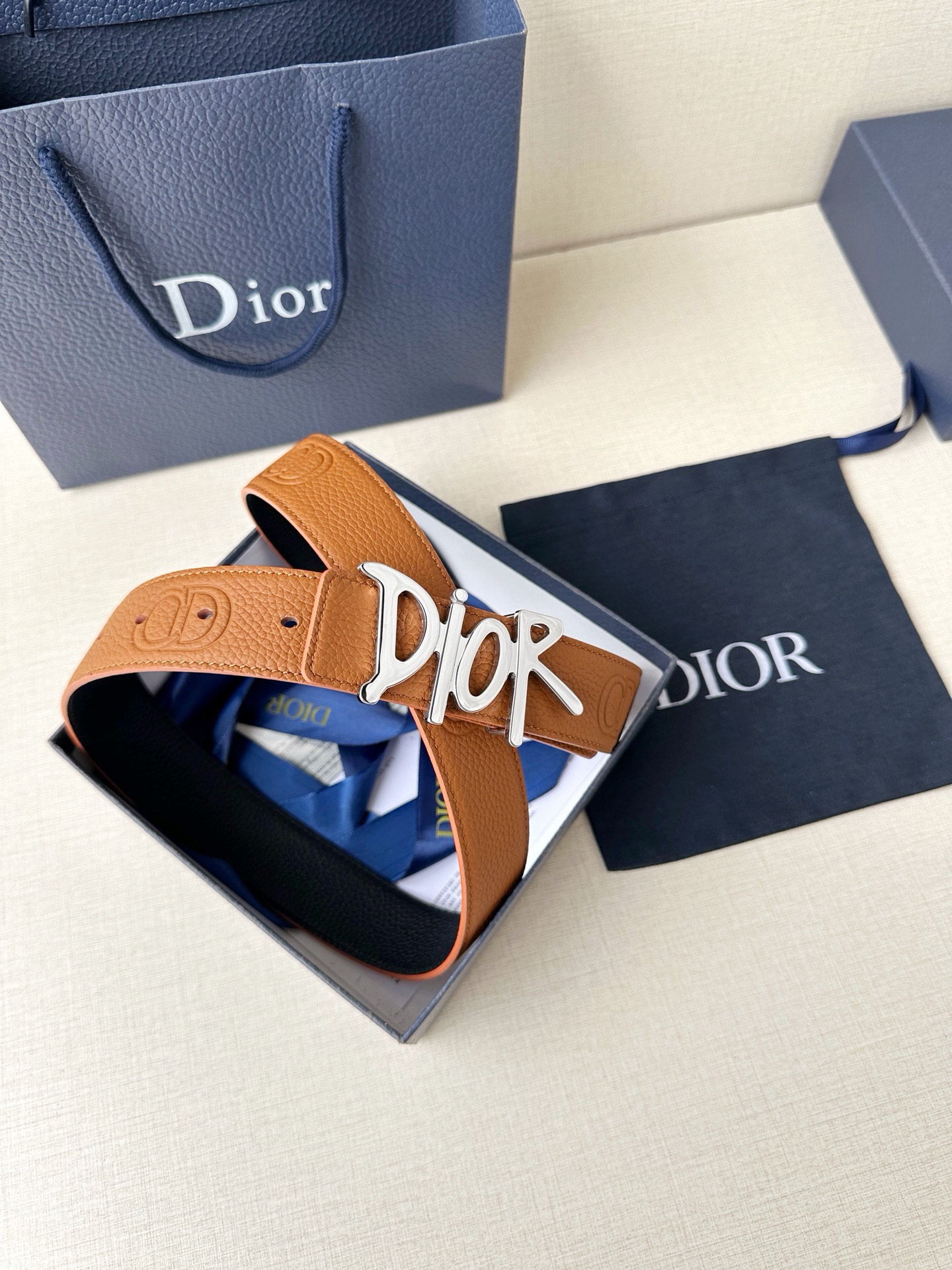 Dior 这款双面腰带结合典雅气质与摩登风范。双面均采用粒面牛皮革精心制作，一面为黑色，另一面多色可选 