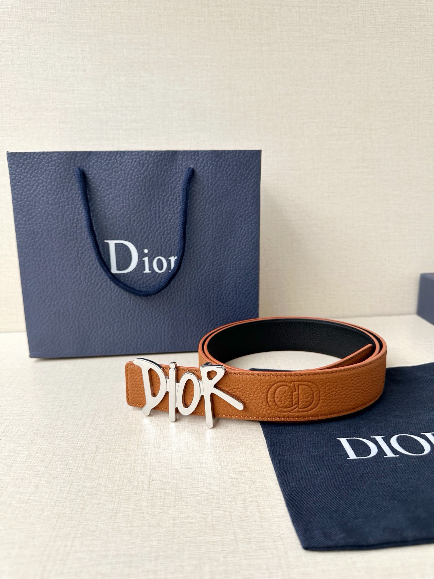 Dior 这款双面腰带结合典雅气质与摩登风范。双面均采用粒面牛皮革精心制作，一面为黑色，另一面多色可选 
