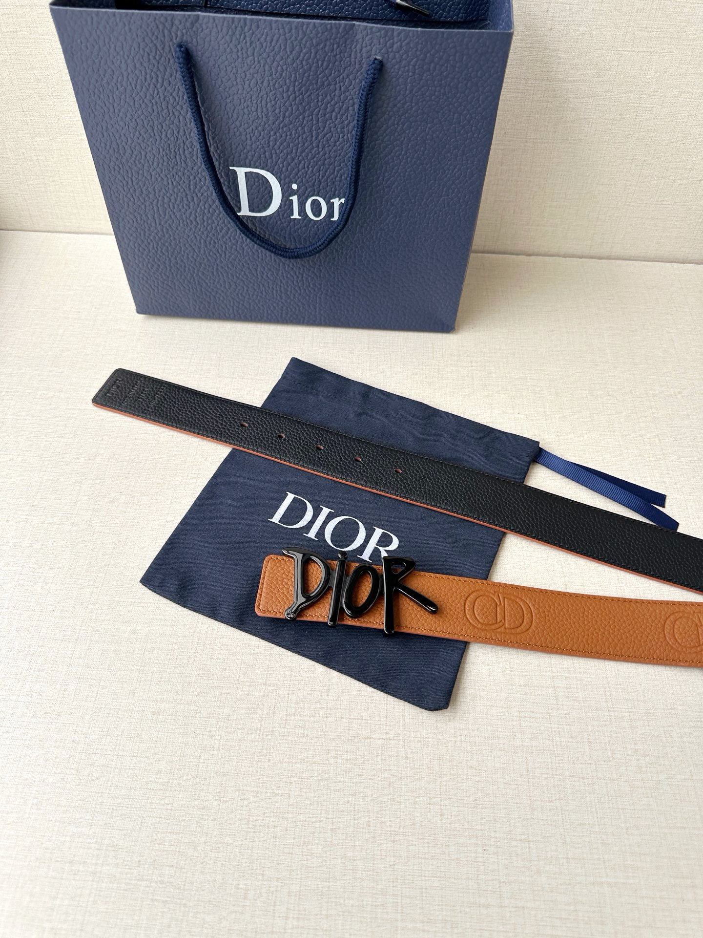 Dior 这款双面腰带结合典雅气质与摩登风范。双面均采用粒面牛皮革精心制作，一面为黑色，另一面多色可选 