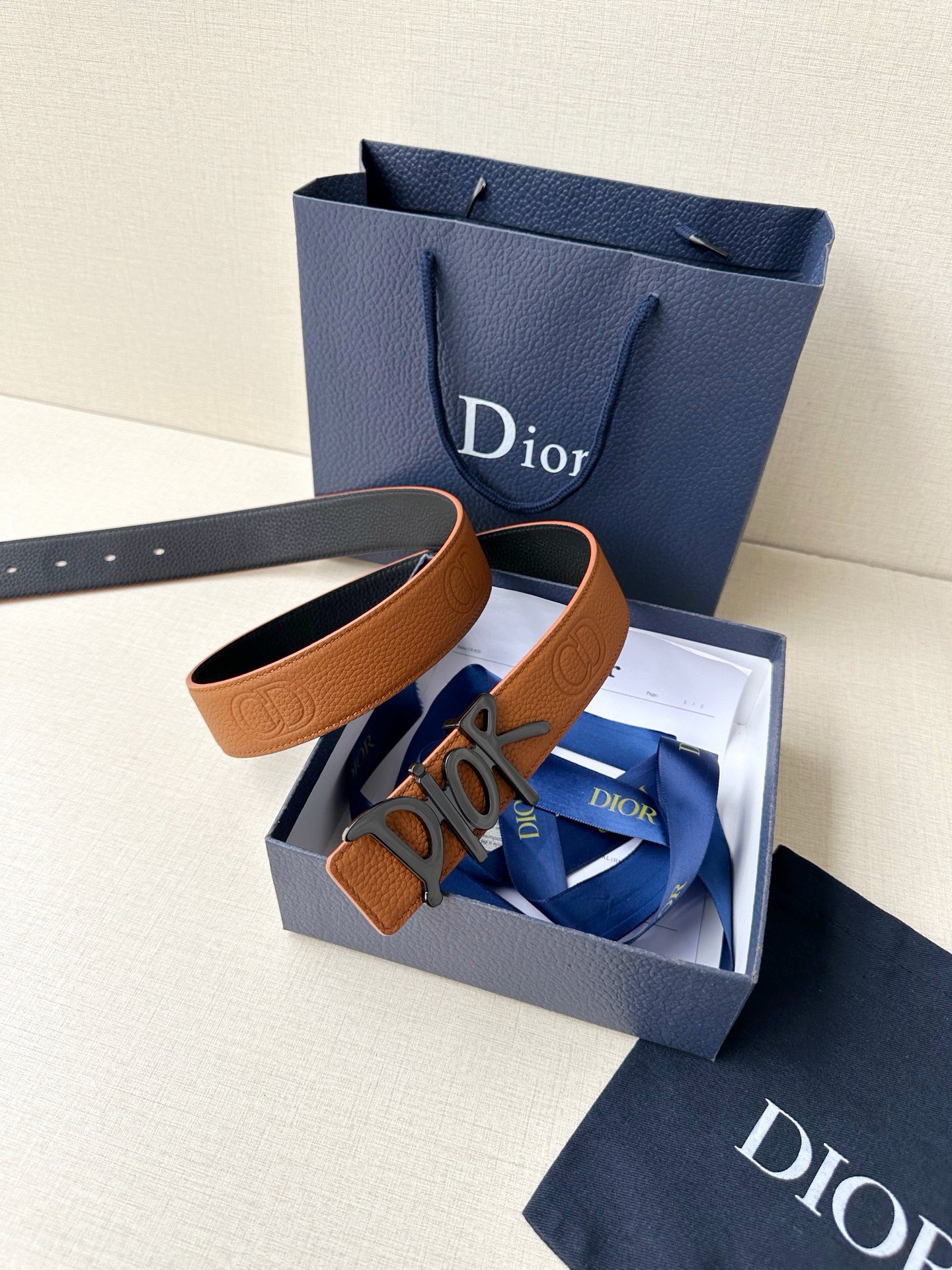 Dior 这款双面腰带结合典雅气质与摩登风范。双面均采用粒面牛皮革精心制作，一面为黑色，另一面多色可选 