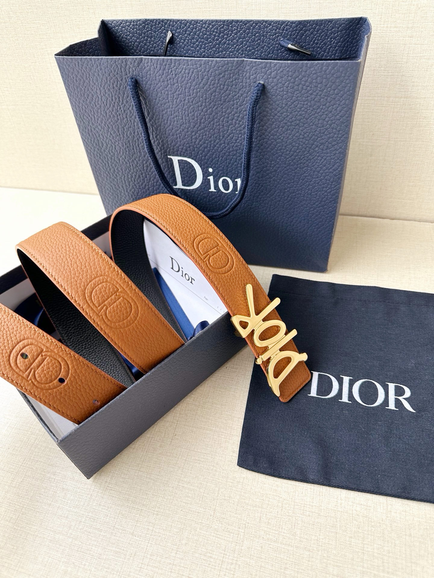 Dior 这款双面腰带结合典雅气质与摩登风范。双面均采用粒面牛皮革精心制作，一面为黑色，另一面多色可选 