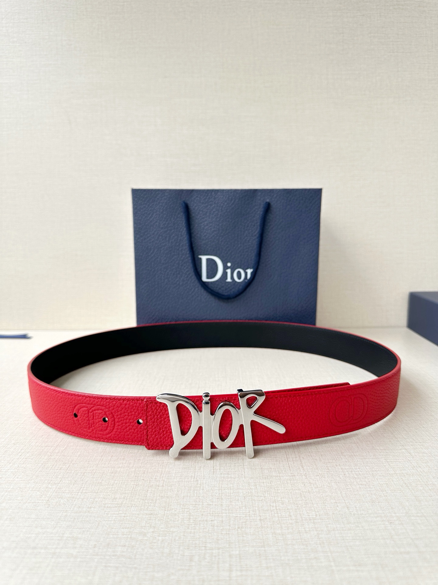 Dior 这款双面腰带结合典雅气质与摩登风范。双面均采用粒面牛皮革精心制作，一面为黑色，另一面多色可选 