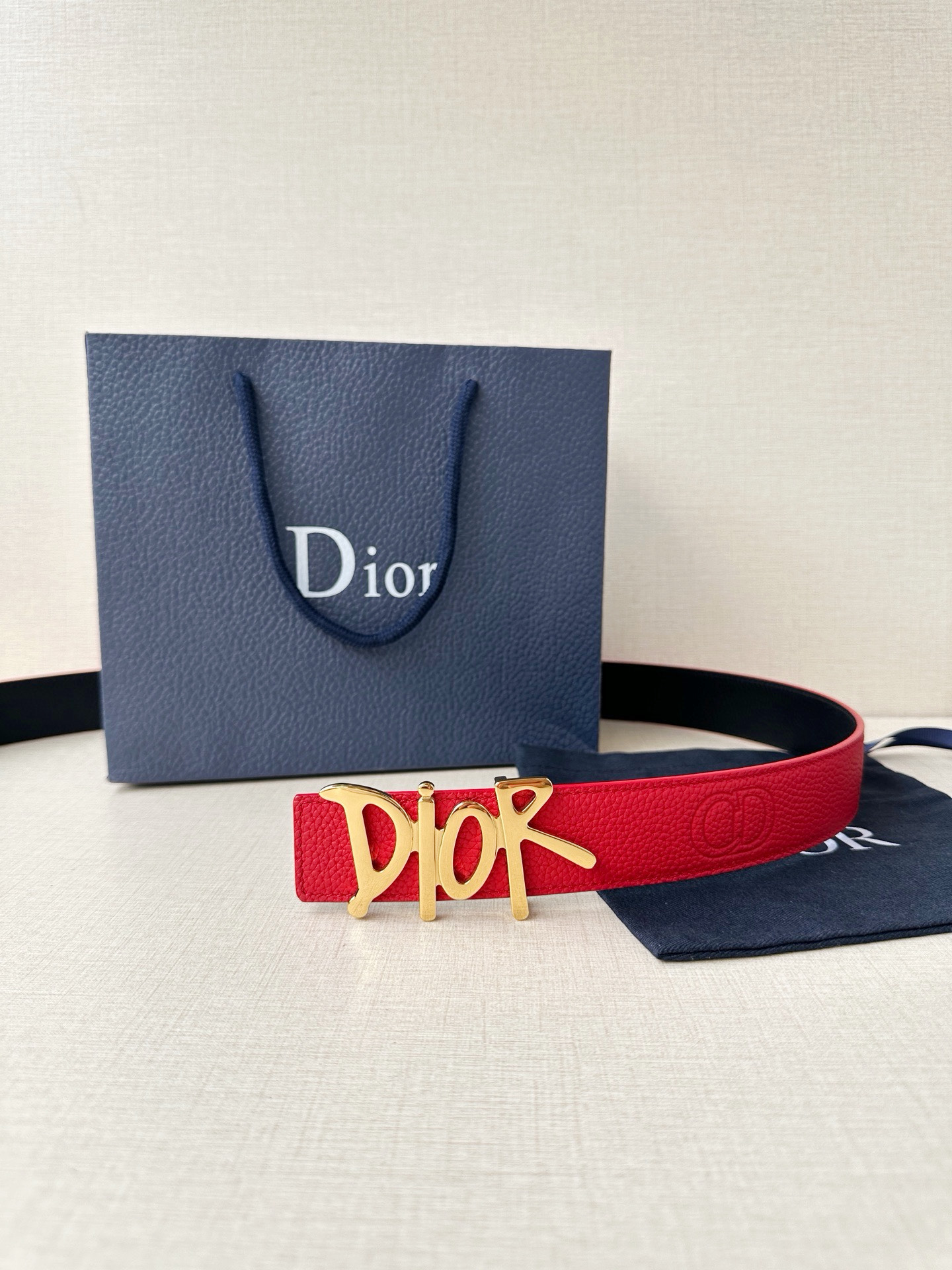 Dior 这款双面腰带结合典雅气质与摩登风范。双面均采用粒面牛皮革精心制作，一面为黑色，另一面多色可选 