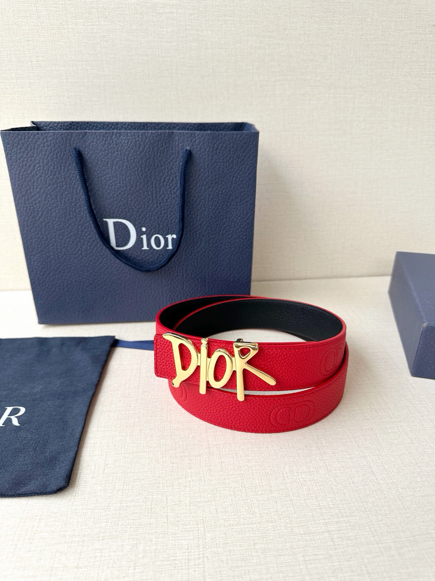 Dior 这款双面腰带结合典雅气质与摩登风范。双面均采用粒面牛皮革精心制作，一面为黑色，另一面多色可选 