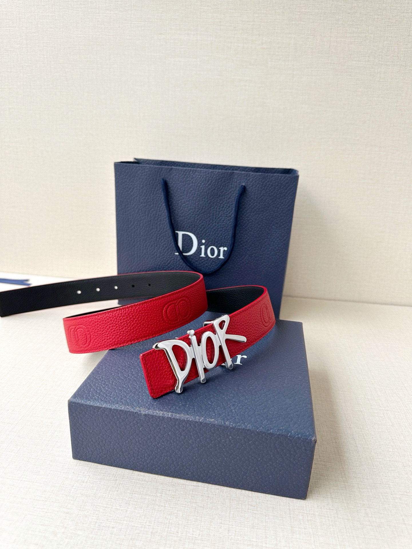 Dior 这款双面腰带结合典雅气质与摩登风范。双面均采用粒面牛皮革精心制作，一面为黑色，另一面多色可选 