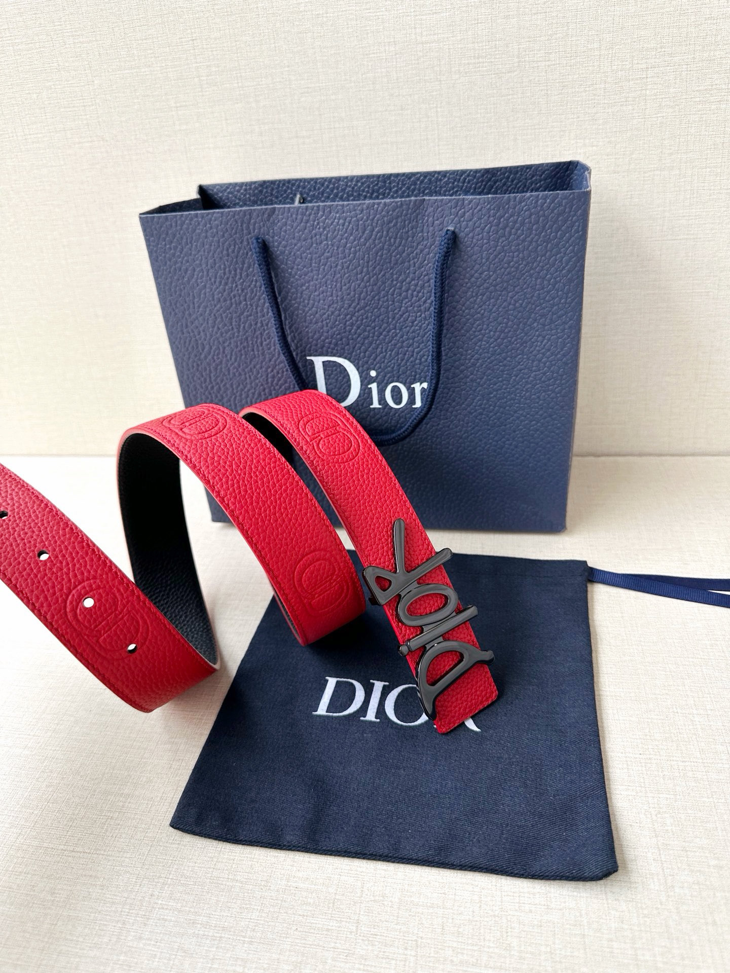 Dior 这款双面腰带结合典雅气质与摩登风范。双面均采用粒面牛皮革精心制作，一面为黑色，另一面多色可选 