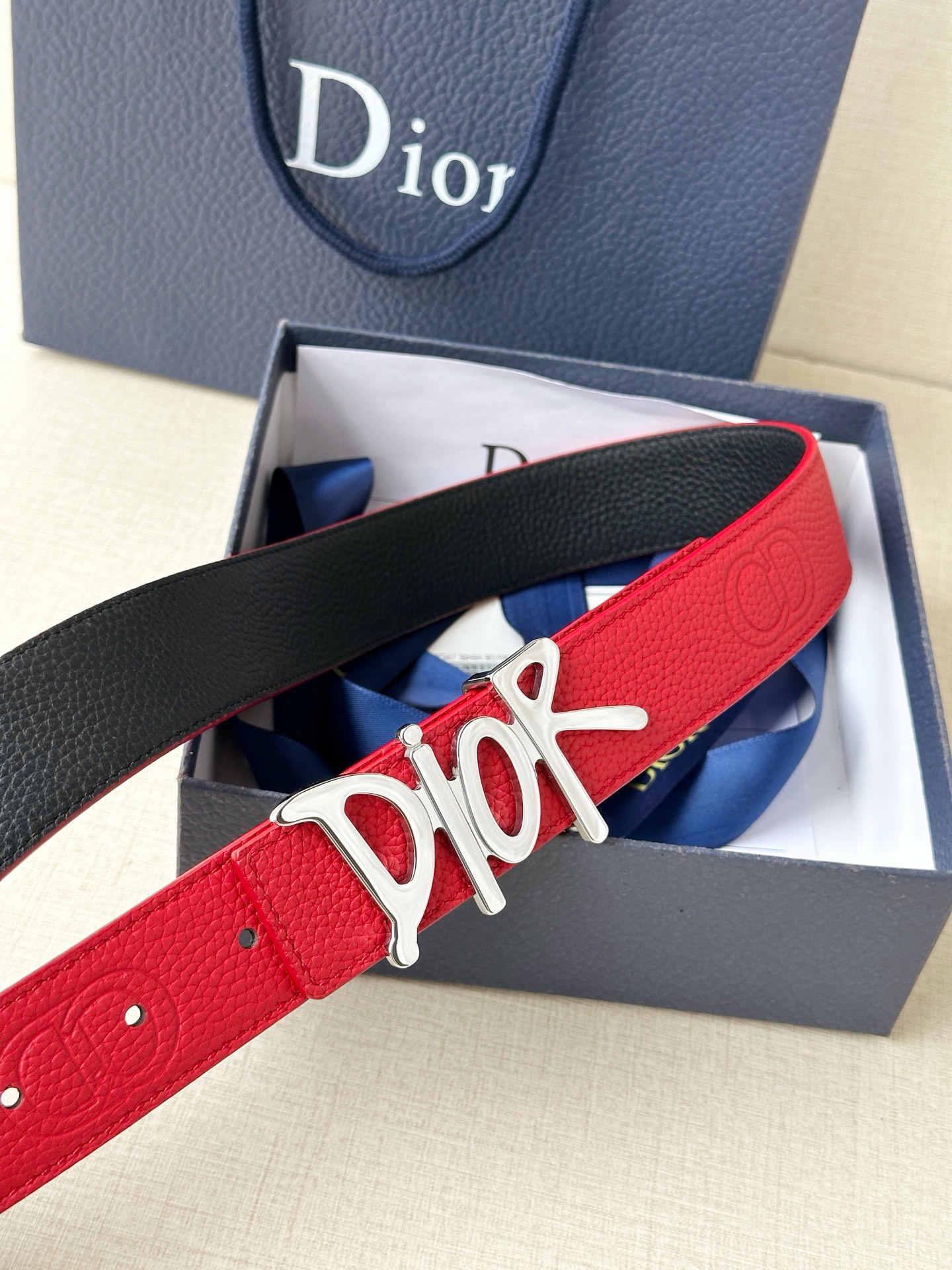 Dior 这款双面腰带结合典雅气质与摩登风范。双面均采用粒面牛皮革精心制作，一面为黑色，另一面多色可选 
