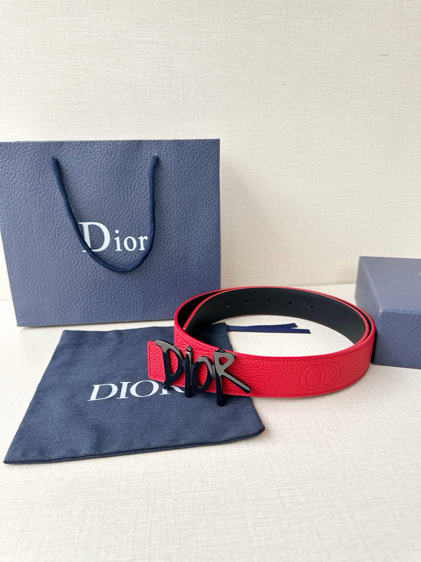 Dior 这款双面腰带结合典雅气质与摩登风范。双面均采用粒面牛皮革精心制作，一面为黑色，另一面多色可选 