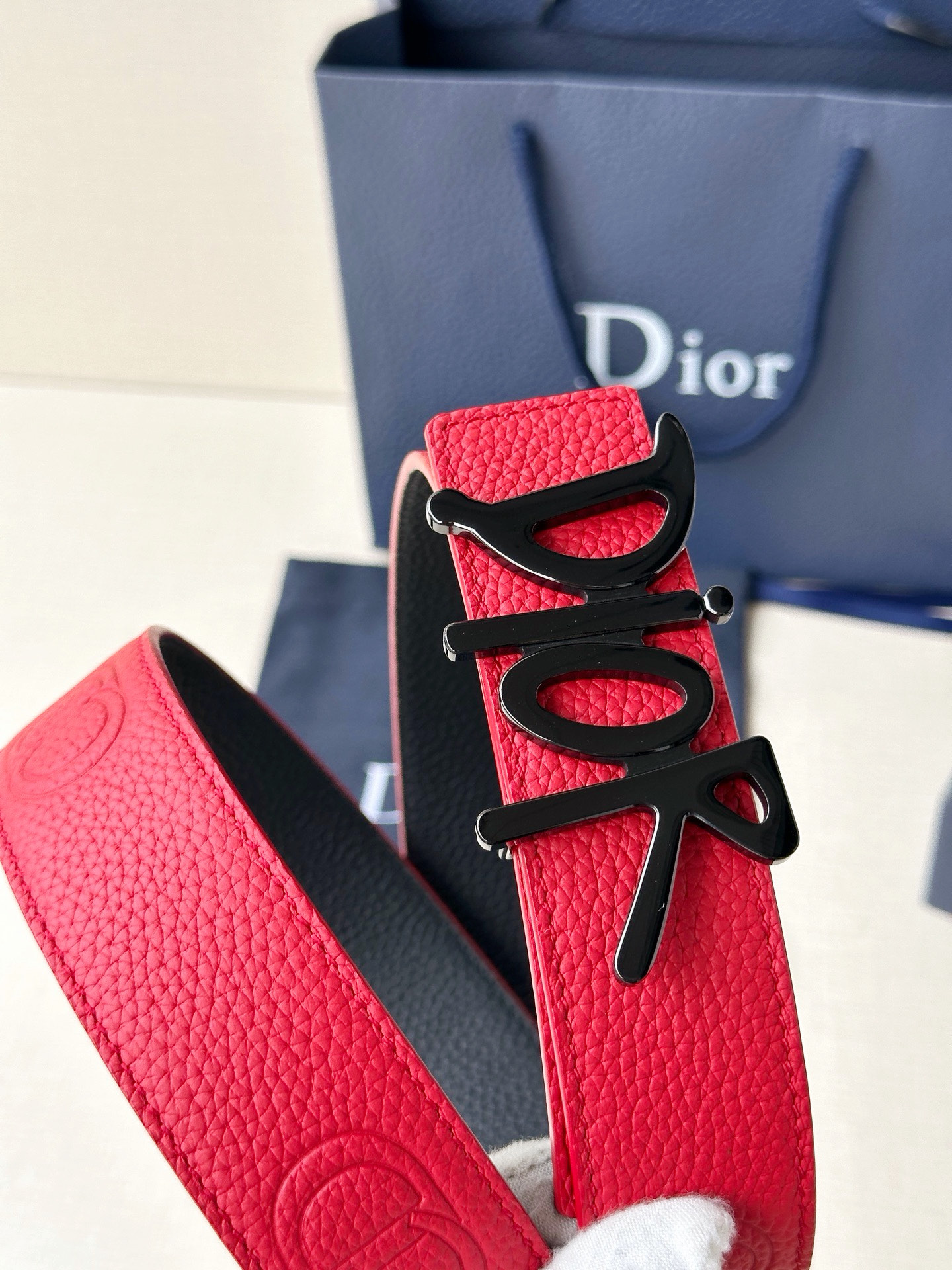 Dior 这款双面腰带结合典雅气质与摩登风范。双面均采用粒面牛皮革精心制作，一面为黑色，另一面多色可选 