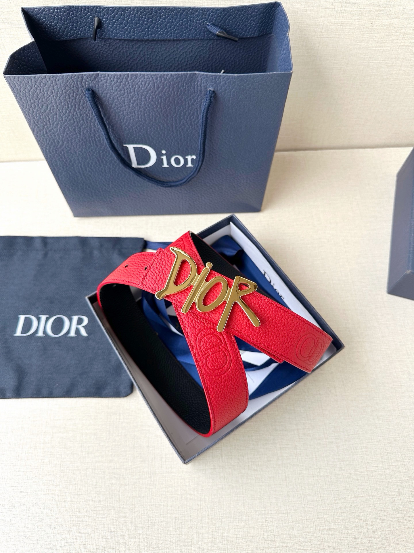 Dior 这款双面腰带结合典雅气质与摩登风范。双面均采用粒面牛皮革精心制作，一面为黑色，另一面多色可选 
