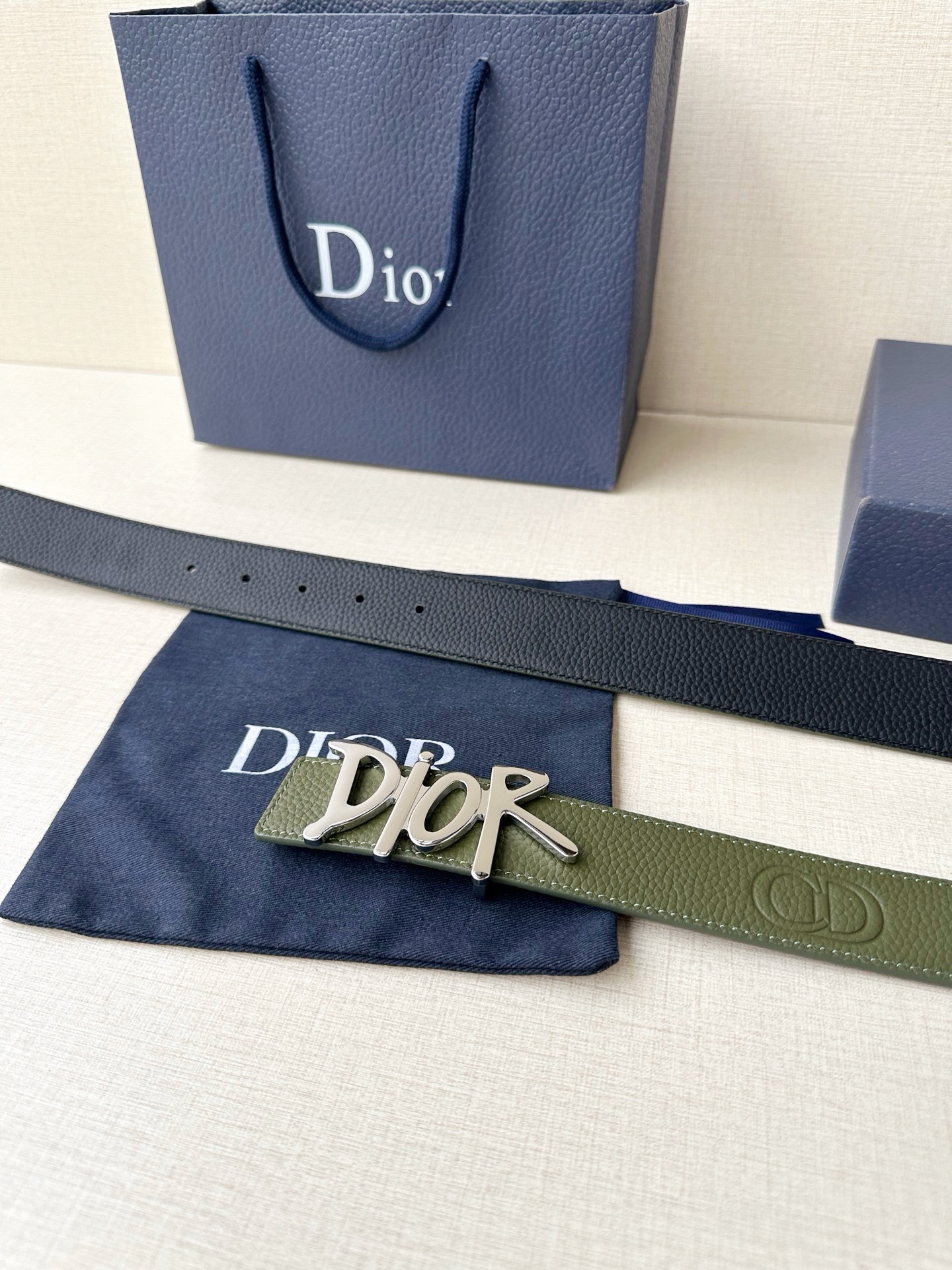 Dior 这款双面腰带结合典雅气质与摩登风范。双面均采用粒面牛皮革精心制作，一面为黑色，另一面多色可选 