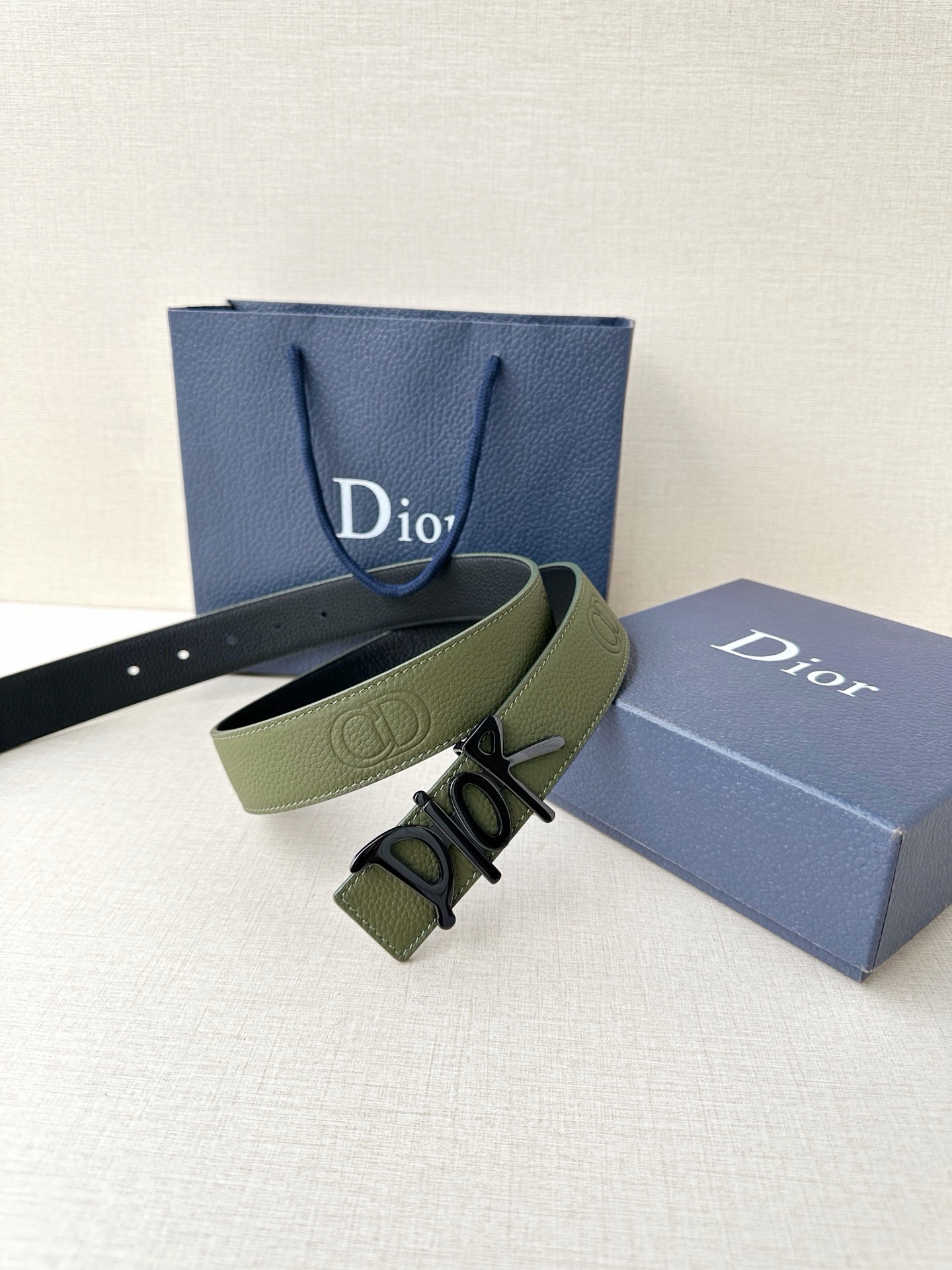 Dior 这款双面腰带结合典雅气质与摩登风范。双面均采用粒面牛皮革精心制作，一面为黑色，另一面多色可选 